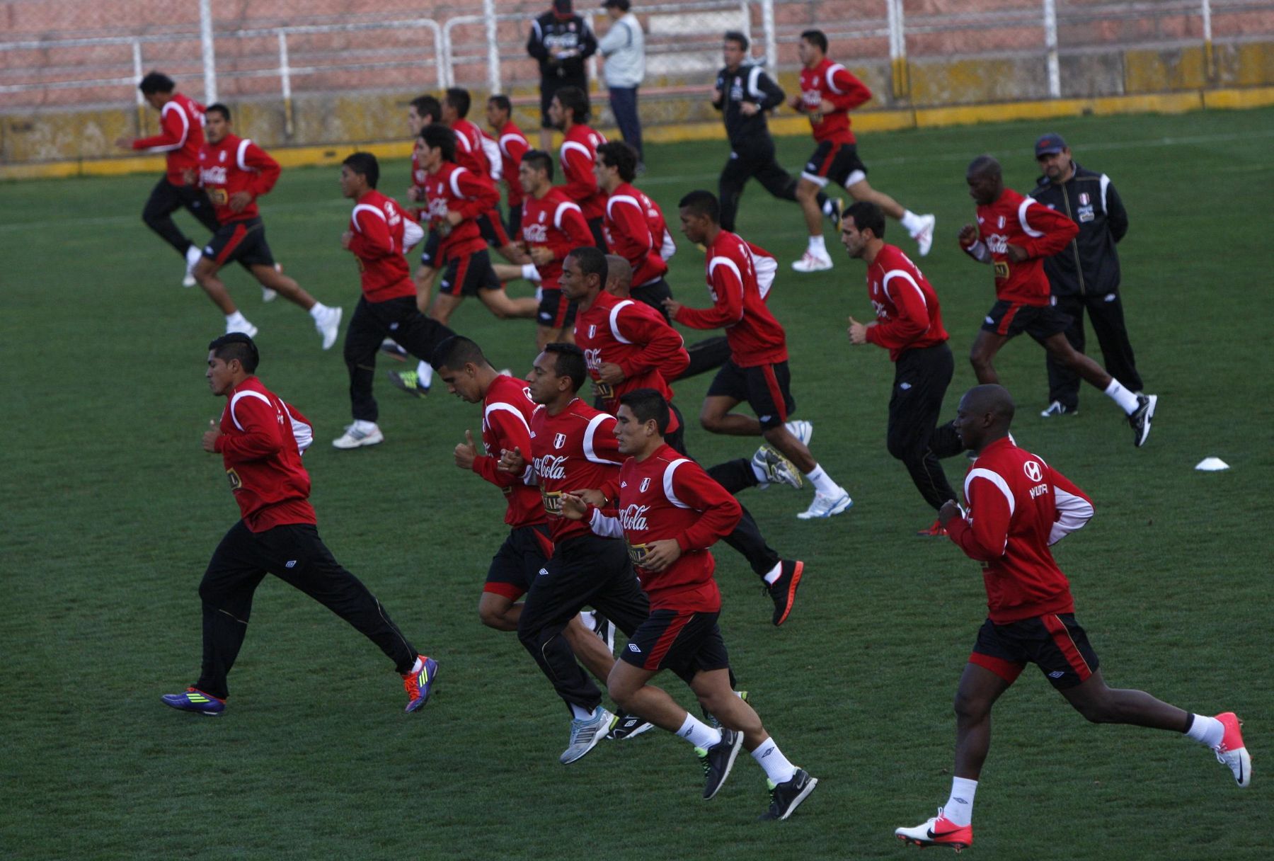 Jugadores de la selección peruana realizan ejercicios en la ciudad del Cusco. Foto: Percy Hurtado Santillán.