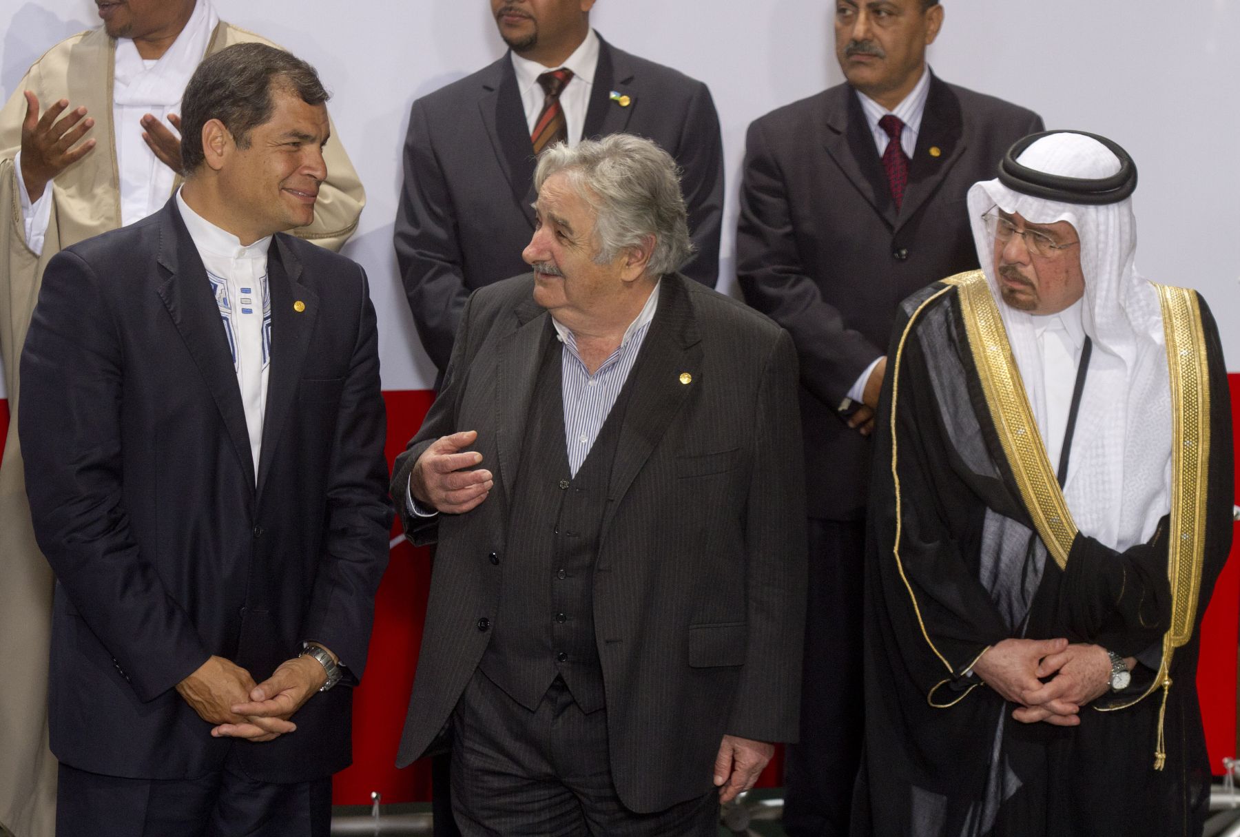 LIMA, PERU - OCTUBRE 02. Presidente de Ecuador Rafael Correa y su homologo de Uruguay Jose Mujica durante de la foto oficial de la III Cumbre de America del Sur y Paises Arabes ASPA. Foto: ANDINA / Marco del Rio