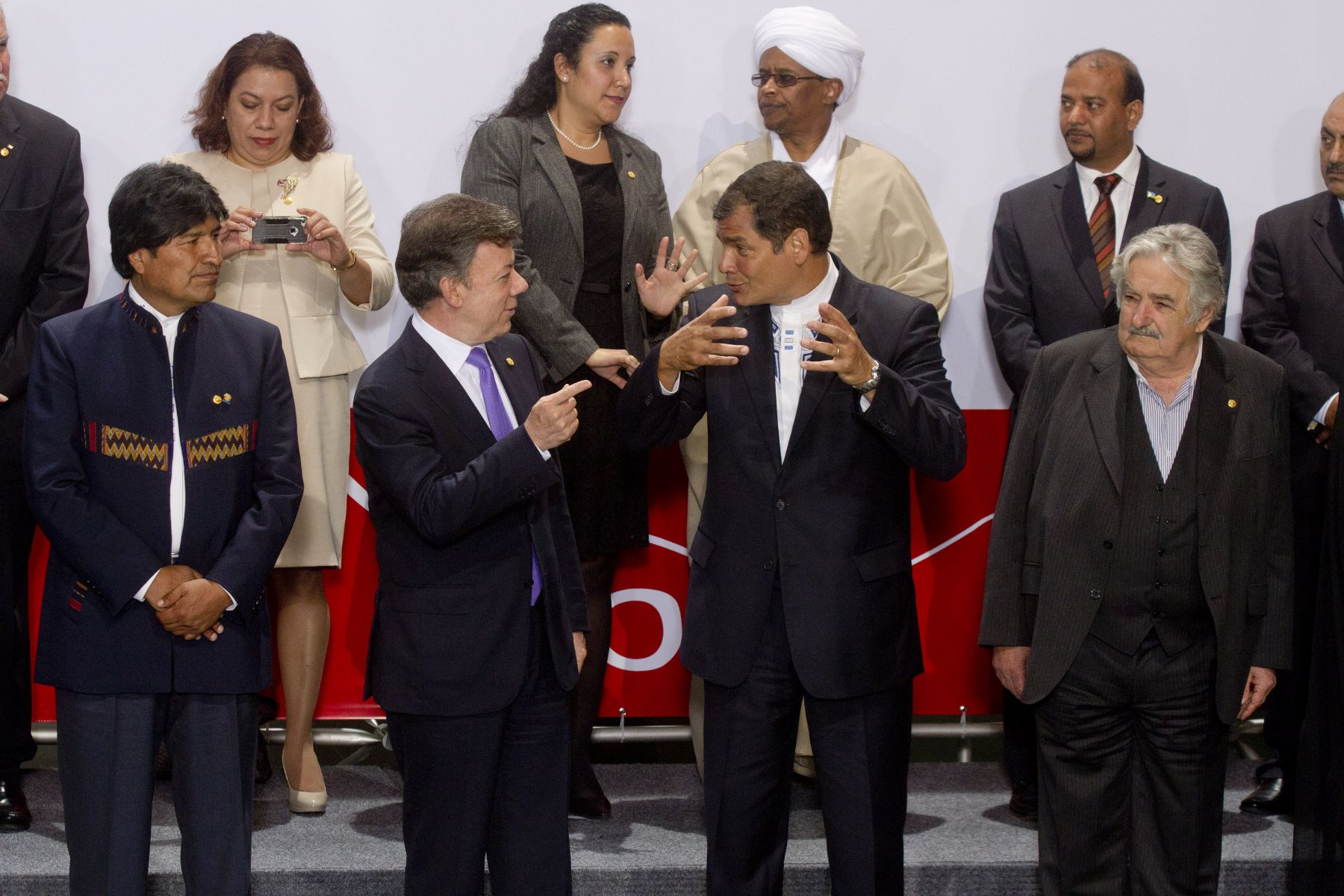 Presidentes de Ecuador, Rafael Correa; de Colombia, Juan Manuel Santos, de Bolivia, Evo Morales; y de Uruguay, José Mujica; se preparan para posar en la Fotografía Oficial de la III Cumbre de Jefes de Estado y de Gobierno de América del Sur y Países Árabes (ASPA). Foto: ANDINA / Marco del Rio