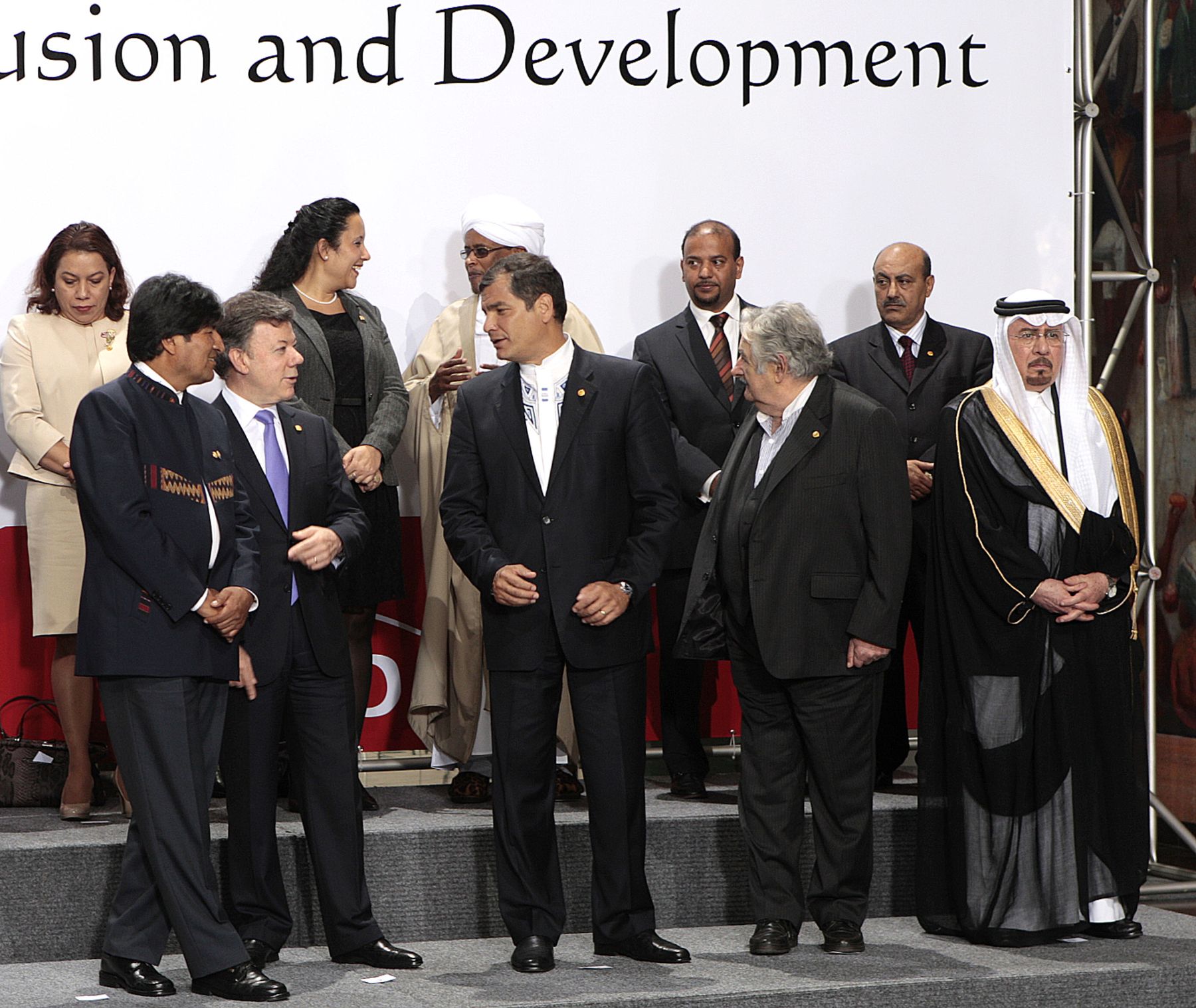 Presidentes de Ecuador, Rafael Correa; de Colombia, Juan Manuel Santos, de Bolivia, Evo Morales; y de Uruguay, José Mujica; entre otros, se preparan para posar en la Fotografía Oficial de la III Cumbre de Jefes de Estado y de Gobierno de América del Sur y Países Árabes (ASPA). Foto: ANDINA/Carlos Lezama