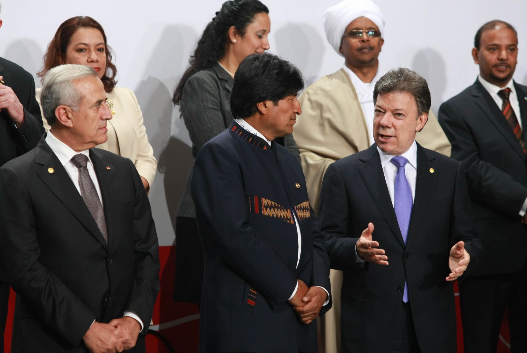 Los presidentes de Bolivia, Evo Morales; y de Colombia, Juan Manuel Santos,dialogan momentos antes de la toma de la Fotografía Oficial de la III Cumbre de Jefes de Estado y de Gobierno de América del Sur y Países ärabes (ASPA). Foto: ANDINA /Jack Ramón