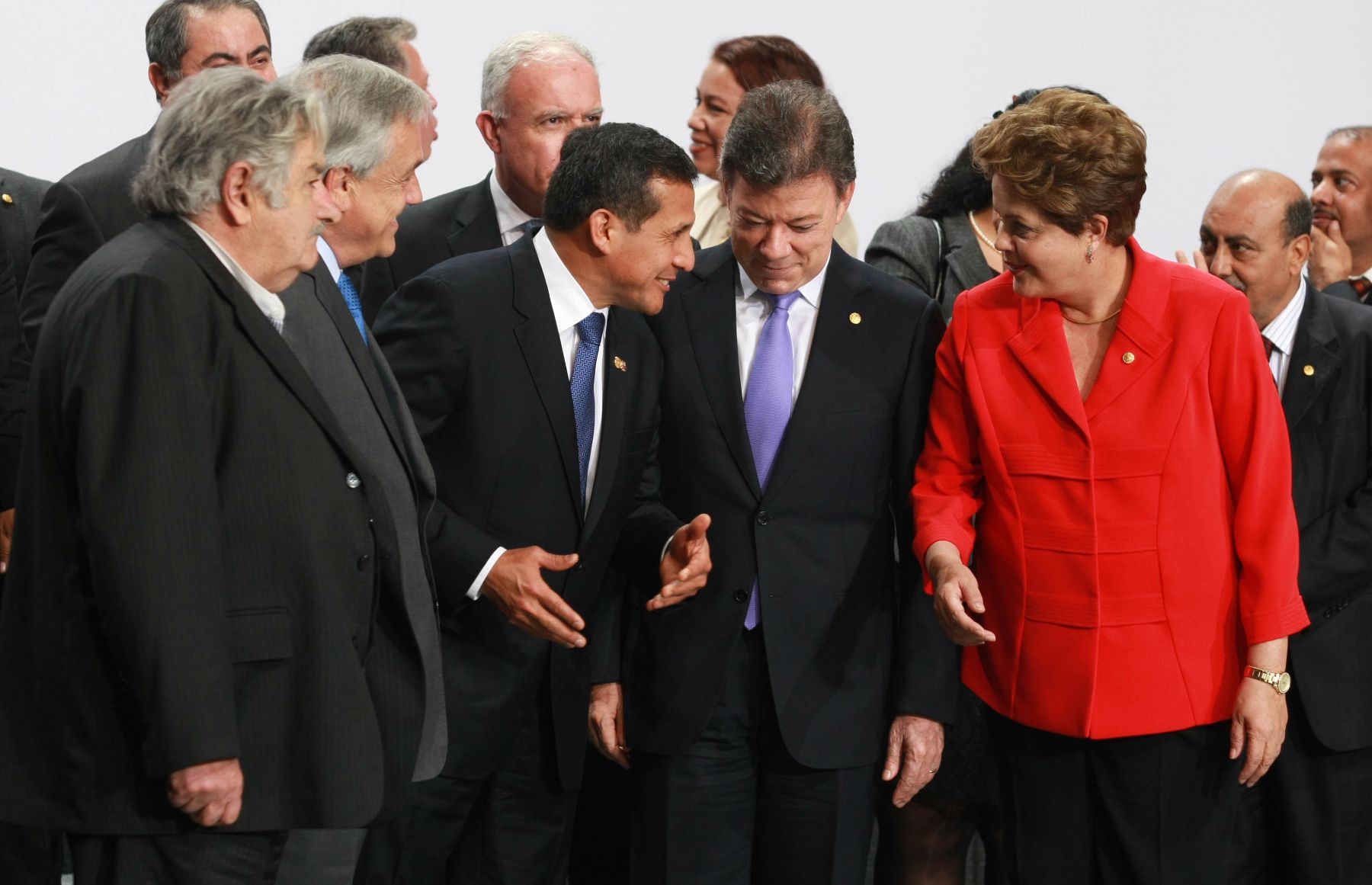 LIMA, PERU - OCTUBRE 02. Presidente del Peru Ollanta Humala saluda a sus homologos sudamericanos despues de la foto oficial de la III Cumbre de America del Sur y Paises Arabes ASPA. Foto: ANDINA /Jack Ramón