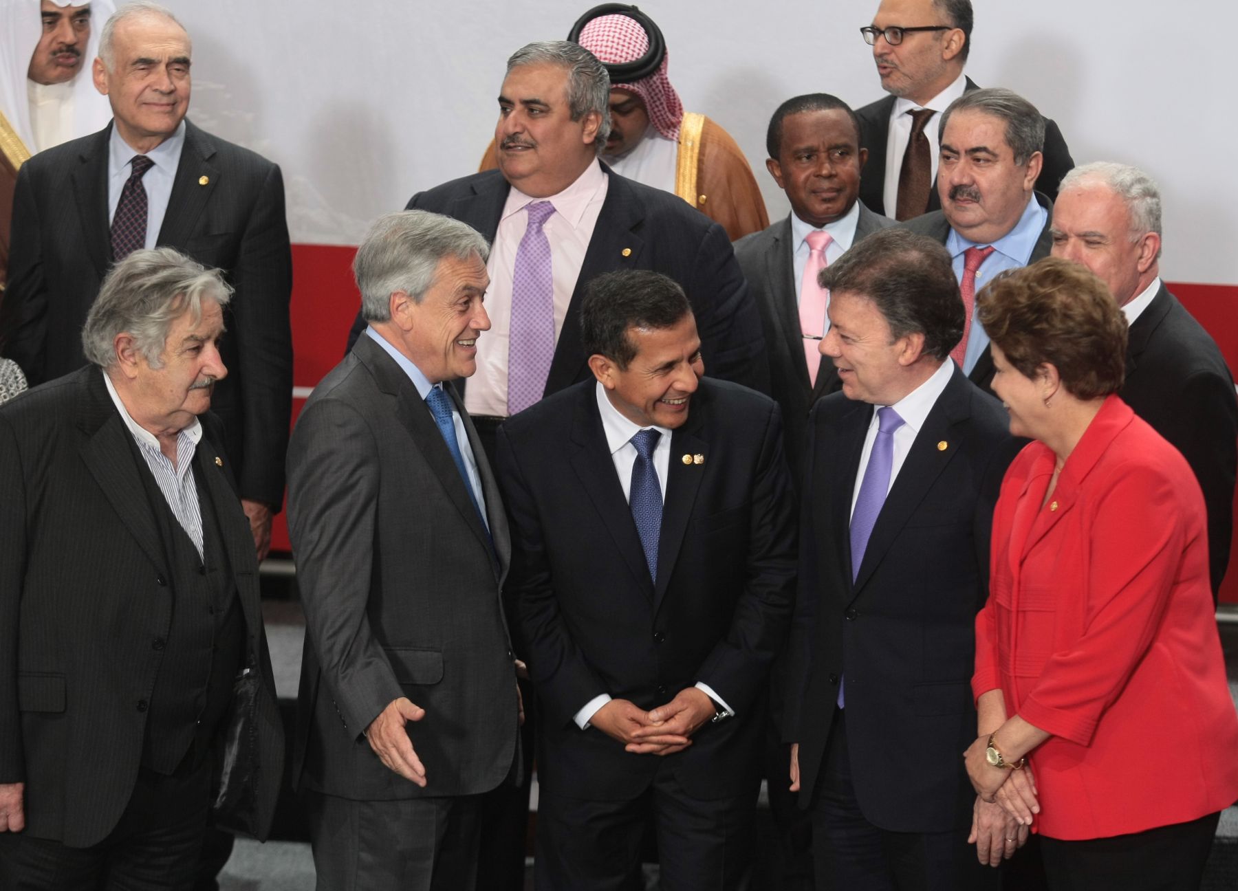 LIMA, PERU - OCTUBRE 02. El Presidente colombiano Juan Manuel Santos es rodeado por sus homólogos Ollanta Humala, Sebastian Piñera, José Mujica y Dilma Rousseff.Foto: ANDINA/Juan Carlos Guzmán Negrini.