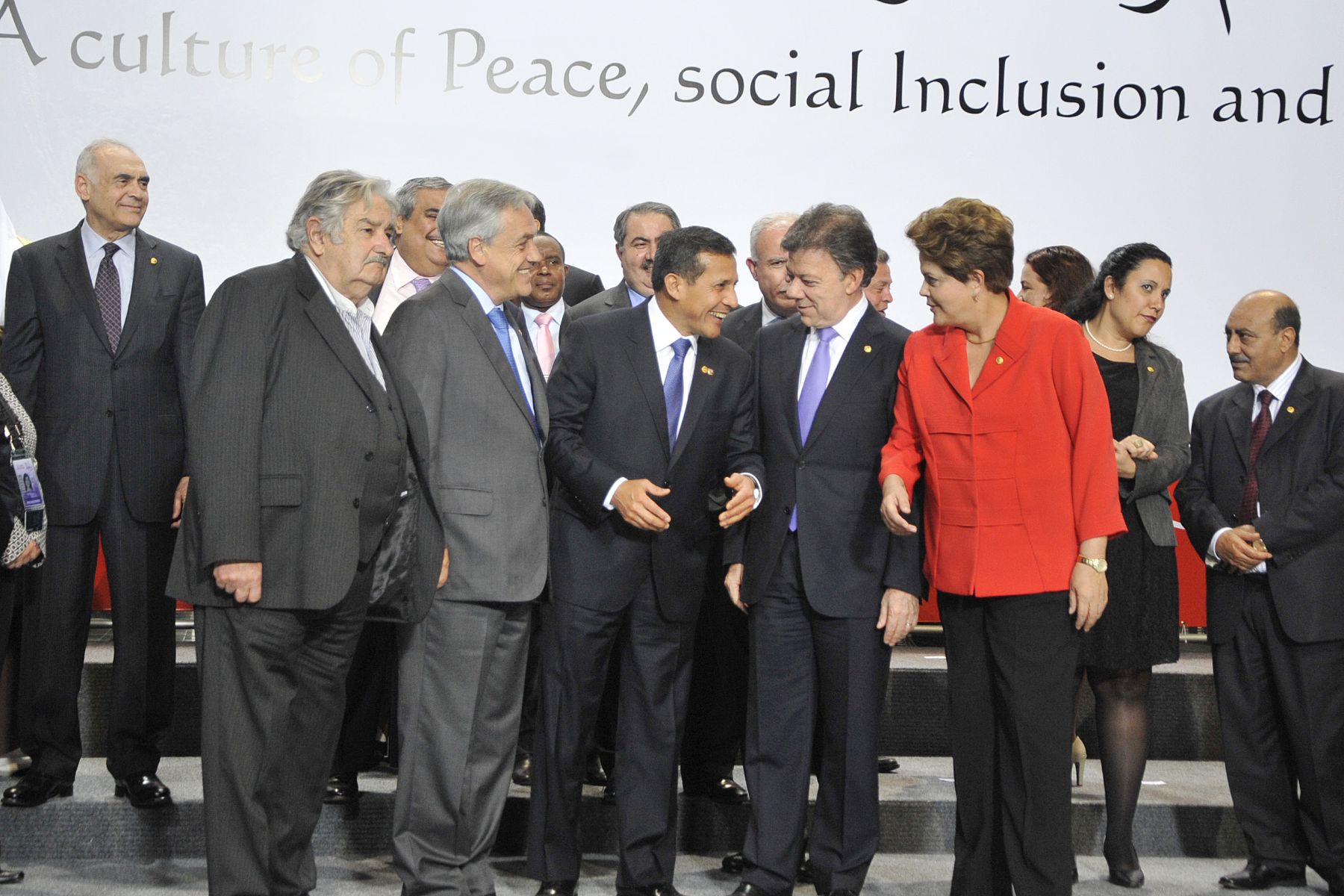 LIMA, PERU - OCTUBRE 02. Presidente del Peru Ollanta Humala saluda a sus homologos sudamericanos despues de la foto oficial de la III Cumbre de America del Sur y Paises Arabes ASPA. Foto: ANDINA /Prensa Presidencia