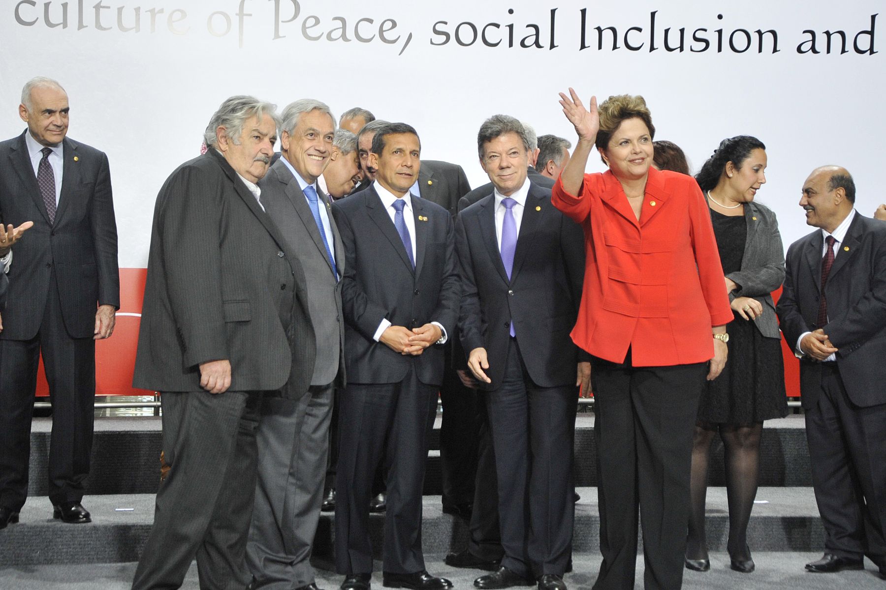 LIMA, PERU - OCTUBRE 02. Presidente del Peru Ollanta Humala saluda a sus homologos sudamericanos despues de la foto oficial de la III Cumbre de America del Sur y Paises Arabes ASPA. Foto: ANDINA /Prensa Presidencia