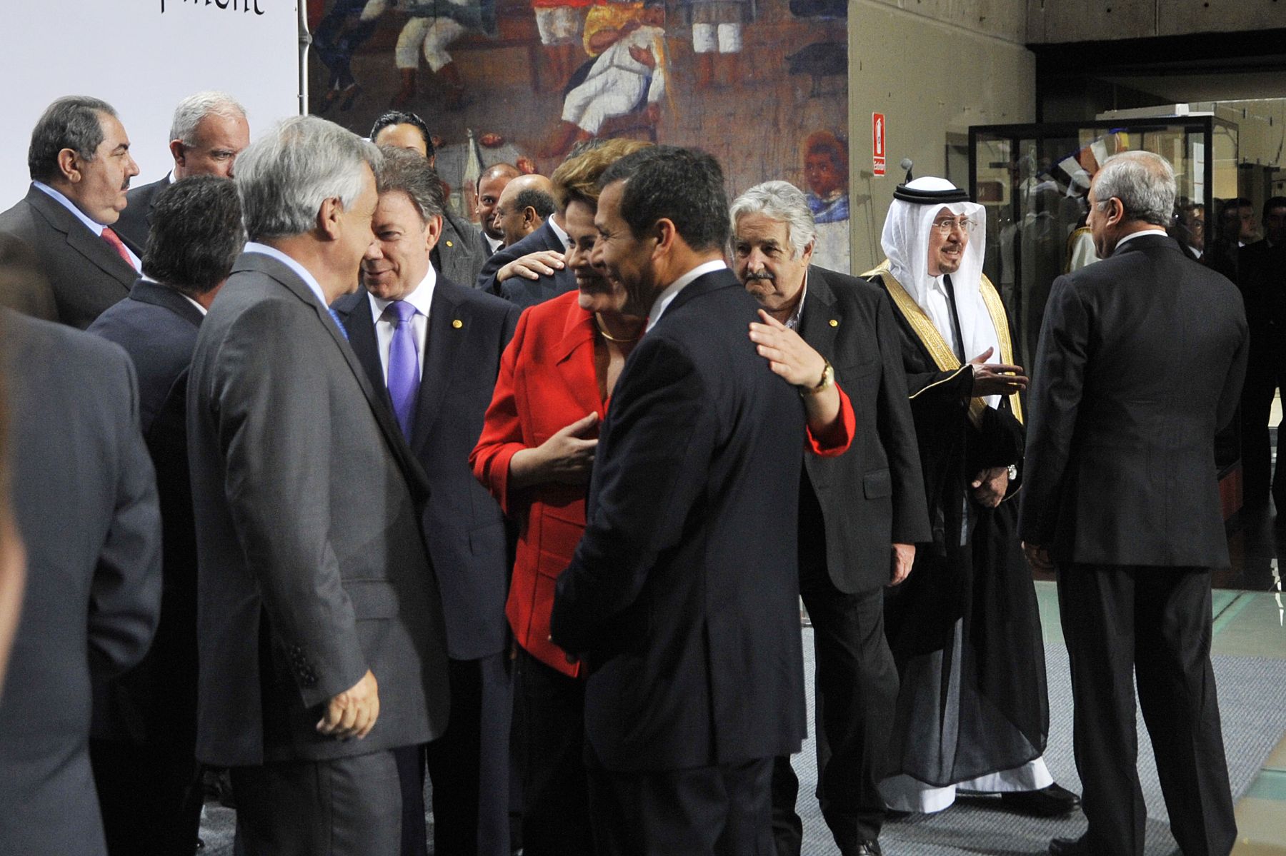 LIMA, PERU - OCTUBRE 02. Presidente del Peru Ollanta Humala saluda a sus homologos sudamericanos despues de la foto oficial de la III Cumbre de America del Sur y Paises Arabes ASPA. Foto: ANDINA /Prensa Presidencia
