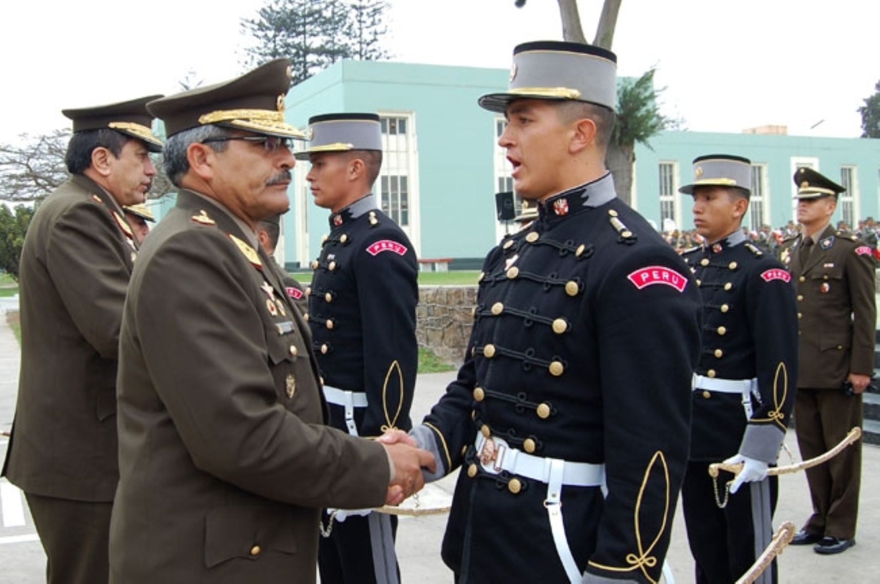 Comandante general del Ejército, general Ricardo Moncada Novoa, despide a cadetes que estudiarán en Estados Unidos. Foto: ANDINA/COEDE.