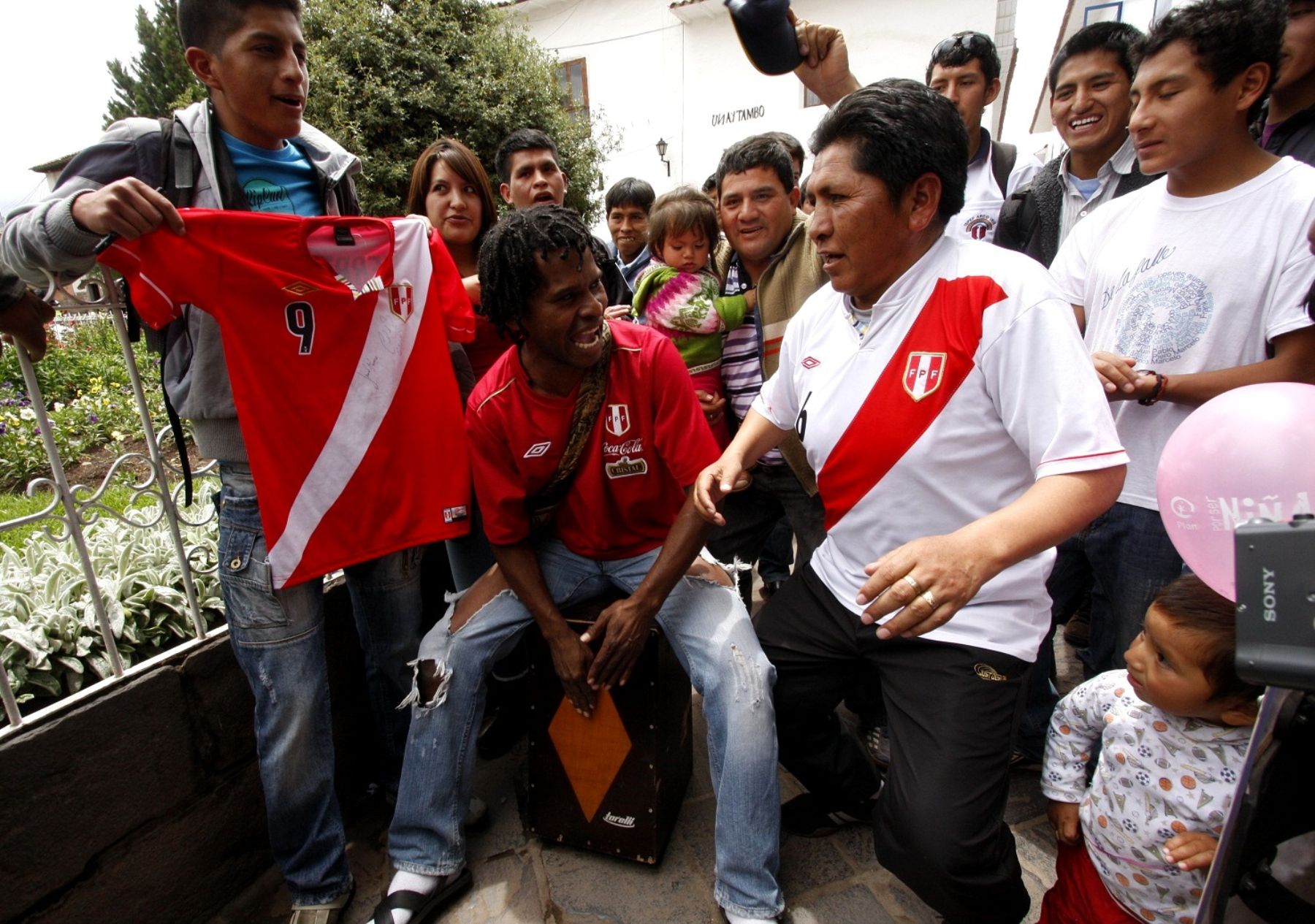 CUSCO, PERÚ-OCTUBRE 11. La selección peruana de fútbol fue despedida hoy en Cusco bajo un ambiente de alegría. Foto: ANDINA/Percy Hurtado.