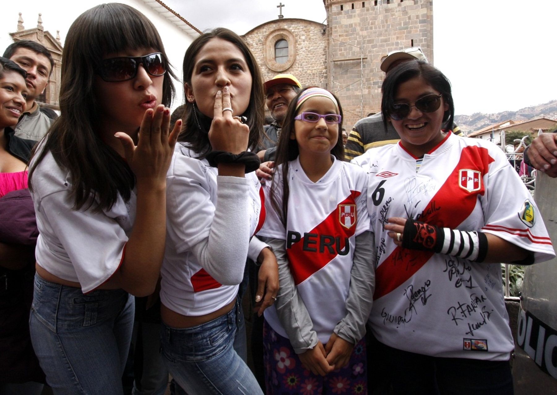 CUSCO, PERÚ-OCTUBRE 11. La selección peruana de fútbol fue despedida hoy en Cusco bajo un ambiente de alegría. Foto: ANDINA/Percy Hurtado.