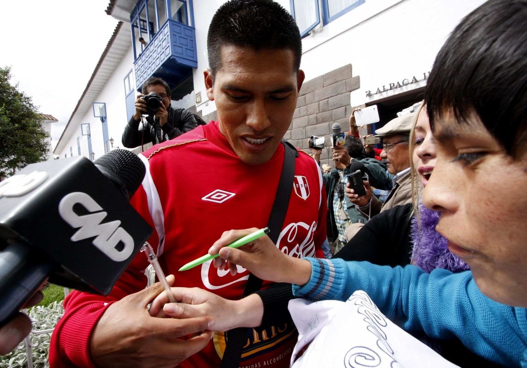 CUSCO, PERÚ-OCTUBRE 11. Andy Pando se animó a firmar autógrafos a su salida del hotel de Cusco para enrumbar a Bolivia. Foto: ANDINA/Percy Hurtado.