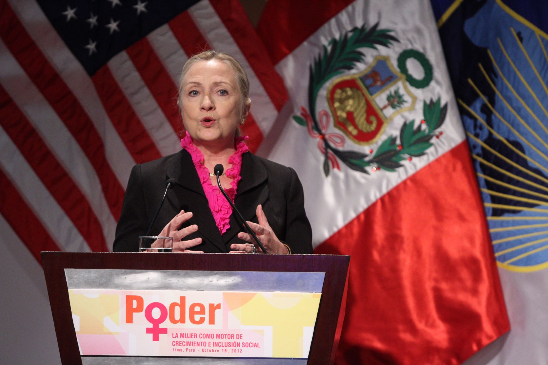LIMA, PERU - OCTUBRE 16. Secretaria de Estado de Los Estados Unidos Hillary Clinton durante  Conferencia La Mujer como motor de crecimiento e inclusion social.Foto: ANDINA/Marco del Río