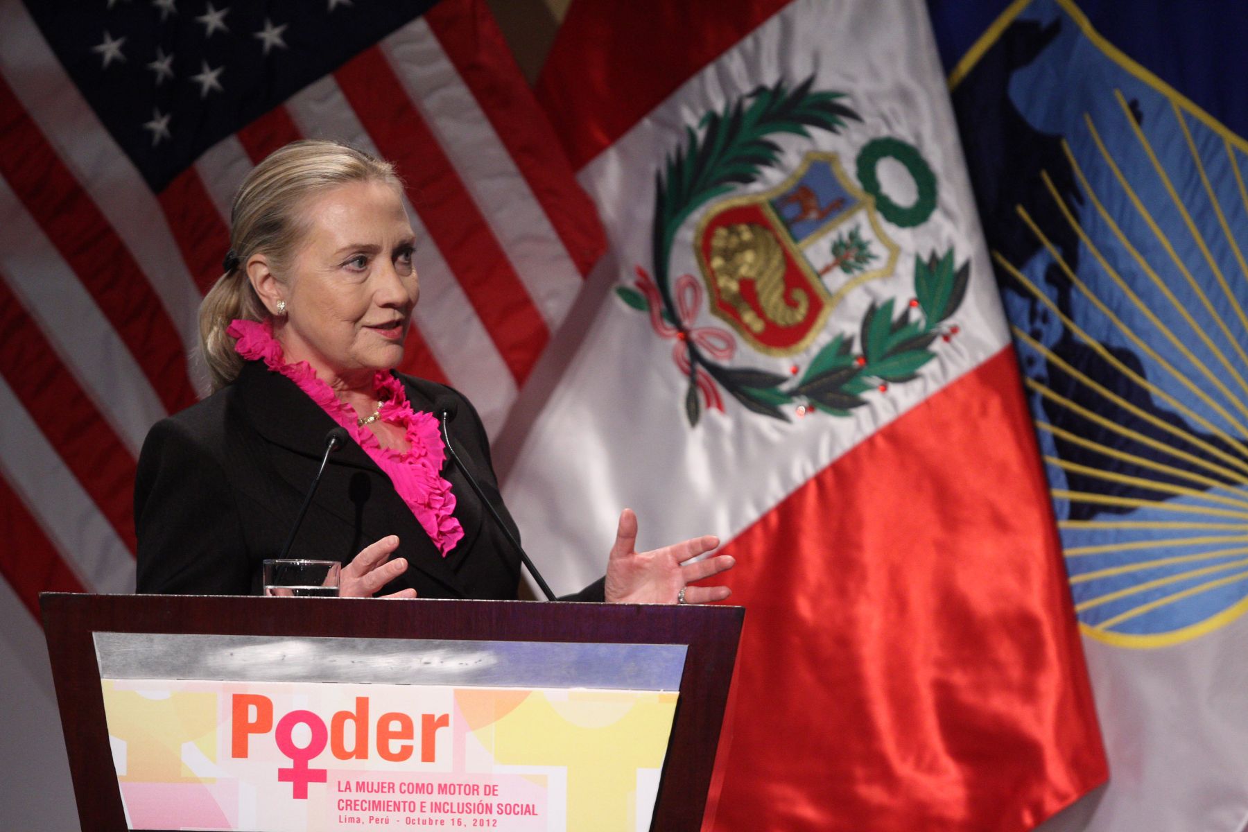 LIMA, PERU - OCTUBRE 16. Secretaria de Estado de Los Estados Unidos Hillary Clinton durante  Conferencia La Mujer como motor de crecimiento e inclusion social.Foto: ANDINA/Marco del Río