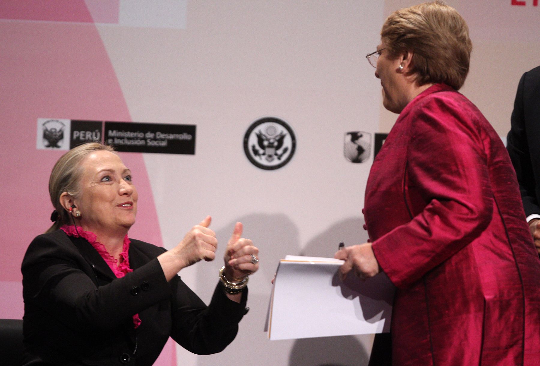 LIMA, PERU - OCTUBRE 16. Secretaria de Estado de Los Estados Unidos Hillary Clinton y Michelle Bachelet Directora Ejecutiva ONU Mujeres durante  Conferencia La Mujer como motor de crecimiento e inclusion social.Foto: ANDINA/Marco del Río