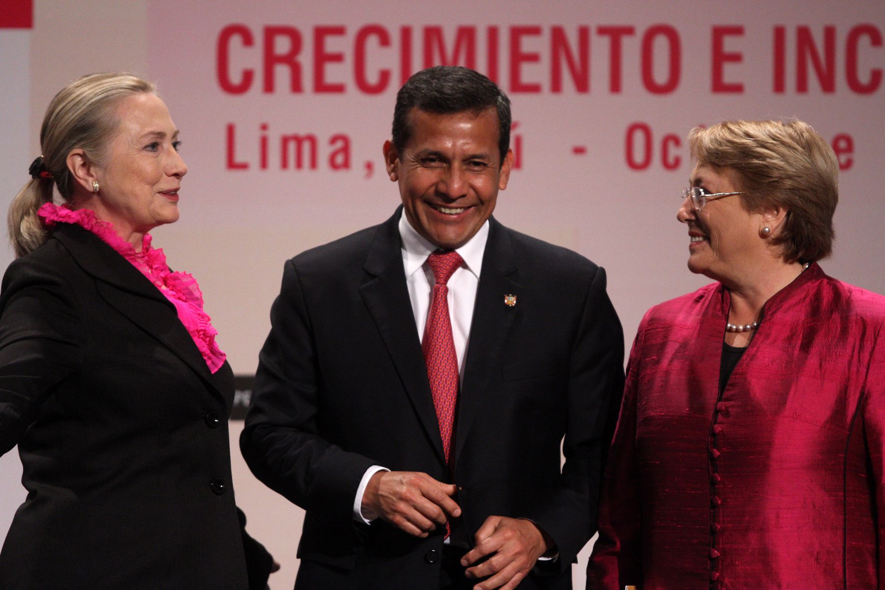 LIMA, PERU - OCTUBRE 16. Presidente del Peru Ollanta Humala, Secretaria de Estado de Los Estados Unidos Hillary Clinton y Directora Ejecutiva ONU Mujeres Michelle Bachelet durante  Conferencia La Mujer como motor de crecimiento e inclusion social.Foto: ANDINA/Marco del Río