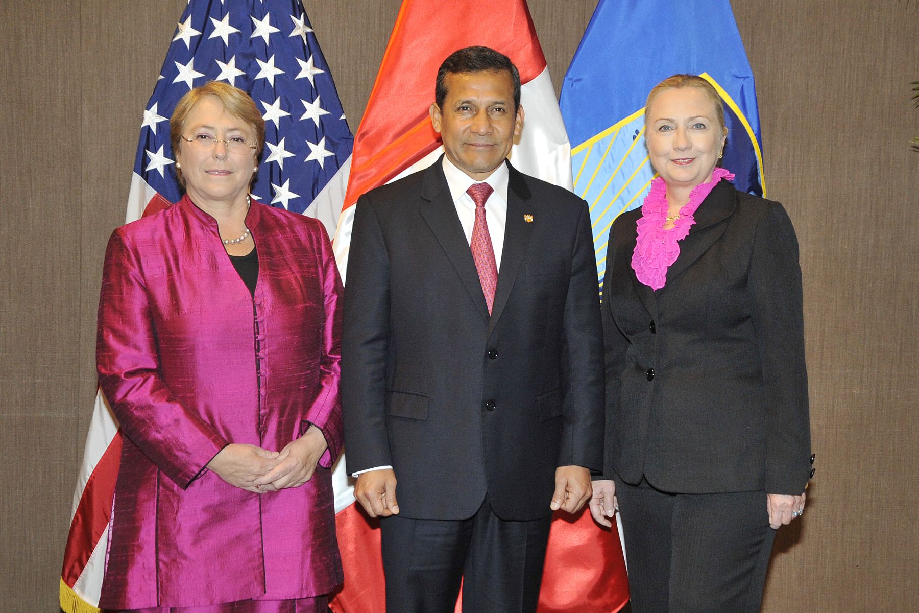 LIMA,PERU OCTUBRE 16. Foto Oficial:Directora Ejecutiva de ONU Mujeres, Michelle Bachelet; Presidente de la República, Ollanta Humala; y Secretaria de Estado de los Estados Unidos, Hillary Clinton.
Foto Andina/Prensa Presidencia