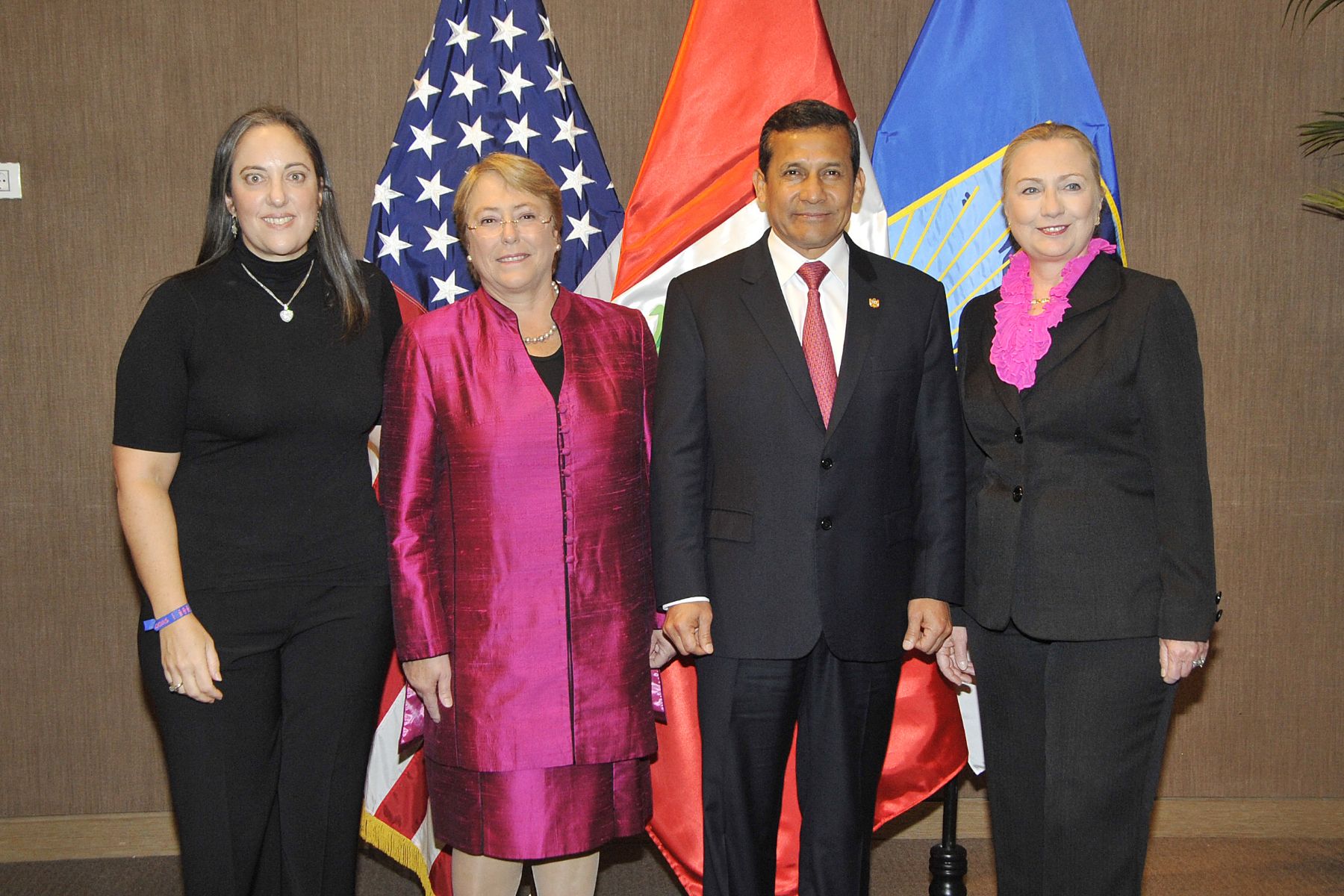 LIMA, PERU OCTUBRE 16. Foto Oficial: Vicepresidenta Ejecutiva del BID, Julie Katzman; Directora Ejecutiva de ONU Mujeres, Michelle Bachelet; Presidente de la República, Ollanta Humala; y Secretaria de Estado de los Estados Unidos, Hillary Clinton.