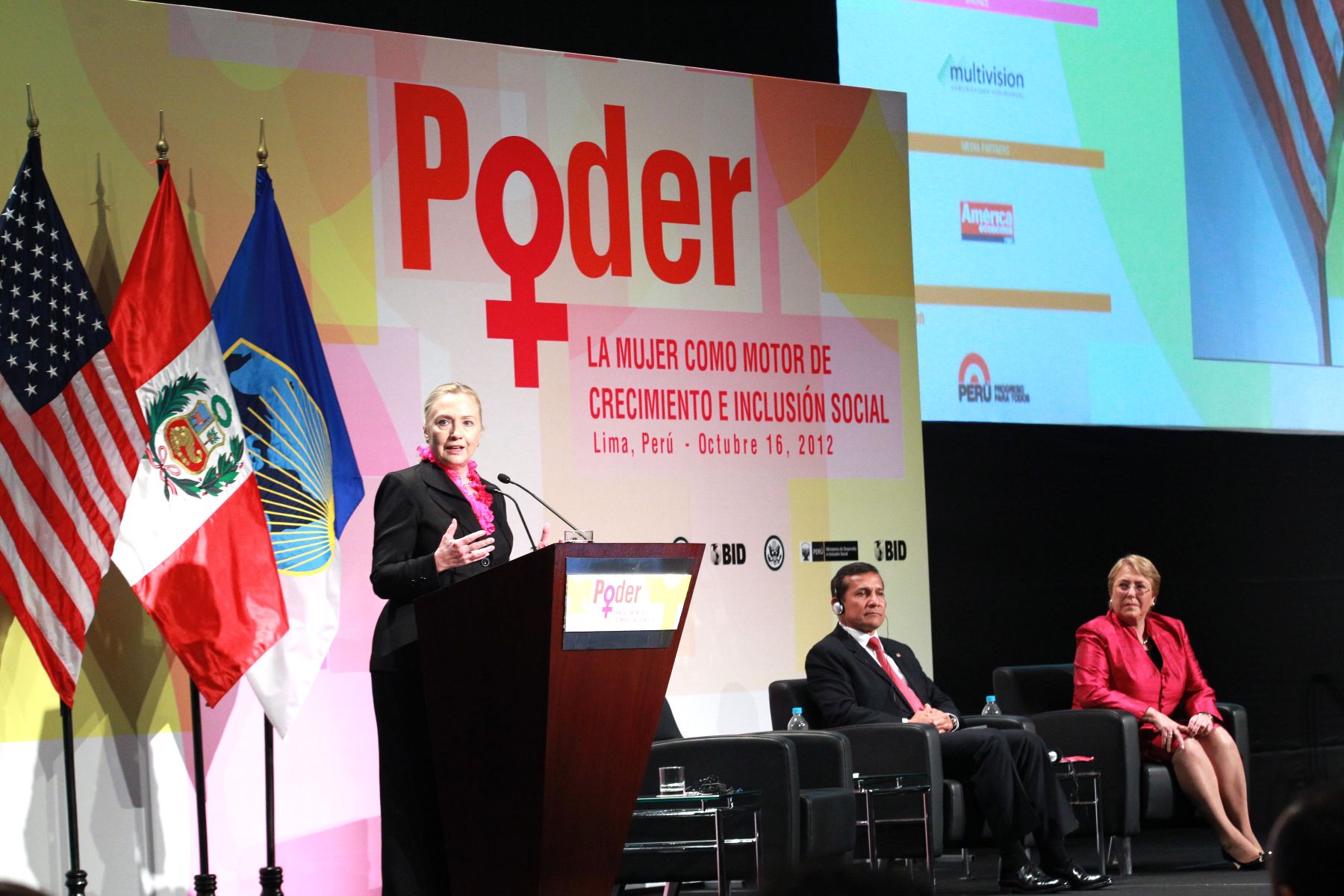 LIMA, PERU - OCTUBRE 16. Secretaria de Estado de Los Estados Unidos Hillary Clinton durante  Conferencia La Mujer como motor de crecimiento e inclusion social.Foto: ANDINA/Prensa Presidencia
