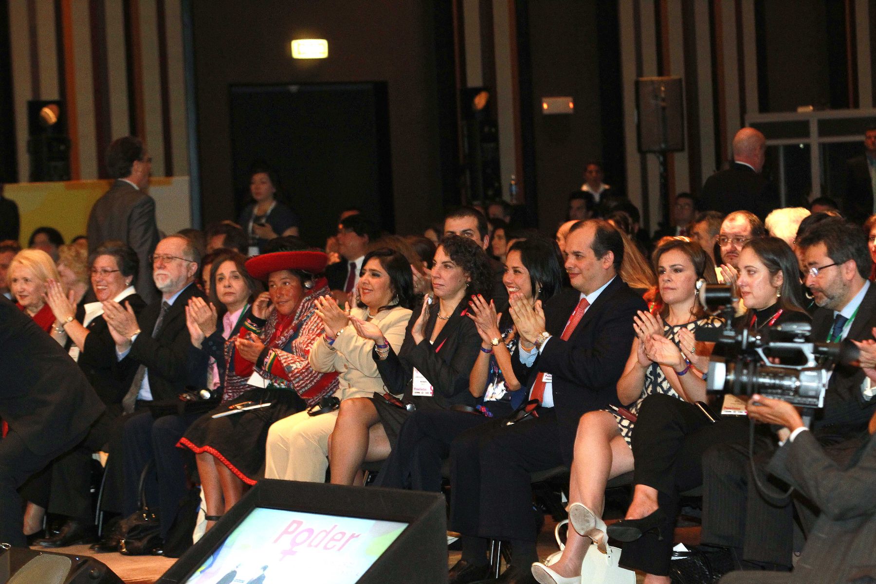 LIMA, PERU - OCTUBRE 16.Primera Dama Nadine Heredia y Ministros de Estado, durante la inauguraciòn de la conferencia internacional “Poder: La mujer como motor de crecimiento e inclusión social”.
Foto: ANDINA/Prensa Presidencia