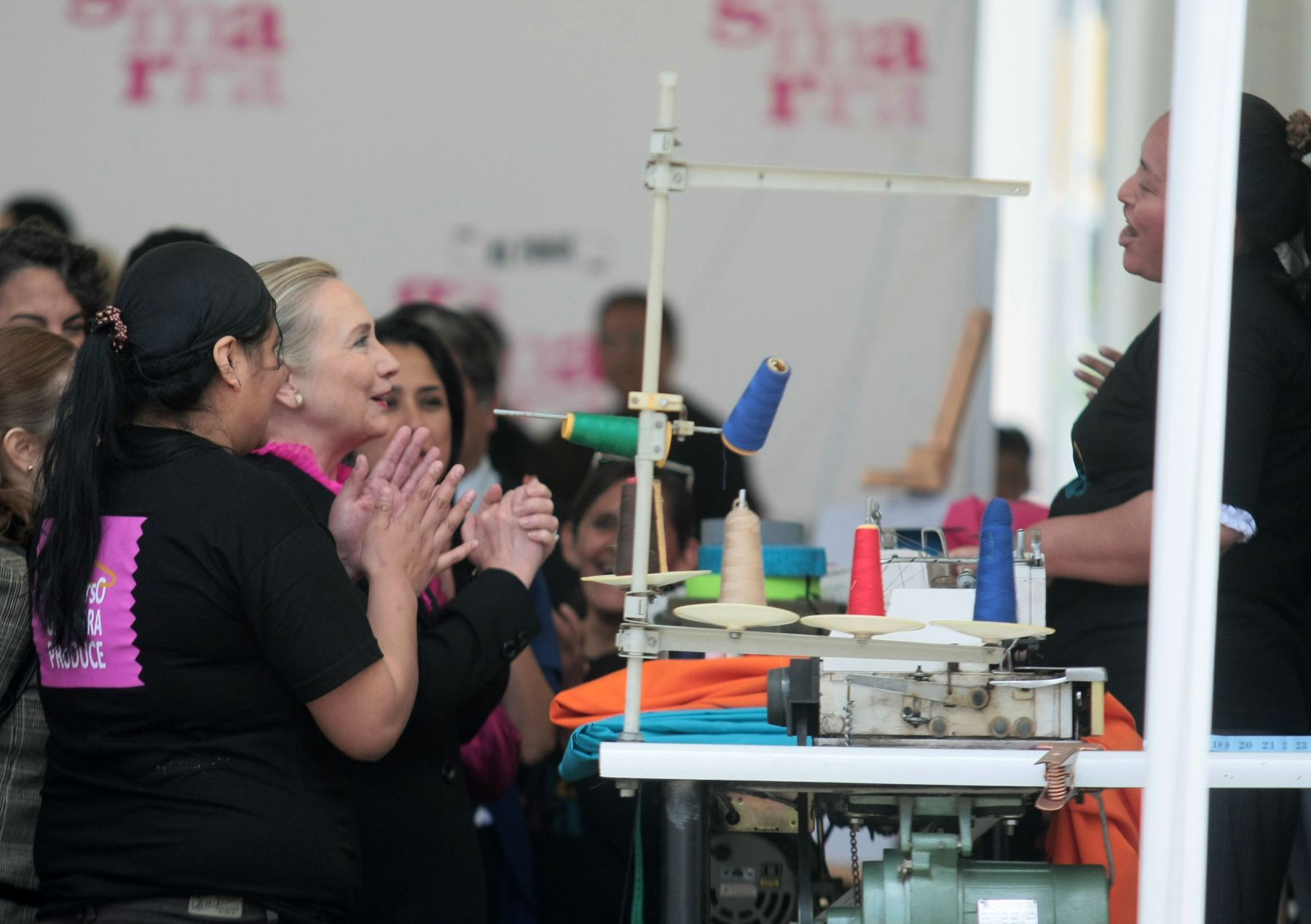 LIMA, PERU - OCTUBRE 16. La Primera Dama Nadine Heredia, la Secretaria de Estado de los Estados Unidos Hillary Clinton y la Directora Ejecutiva ONU Mujeres Michelle Bachelet visitaron el centro comercial Gamarra.Foto: ANDINA/Juan Carlos Guzmán Negrini.