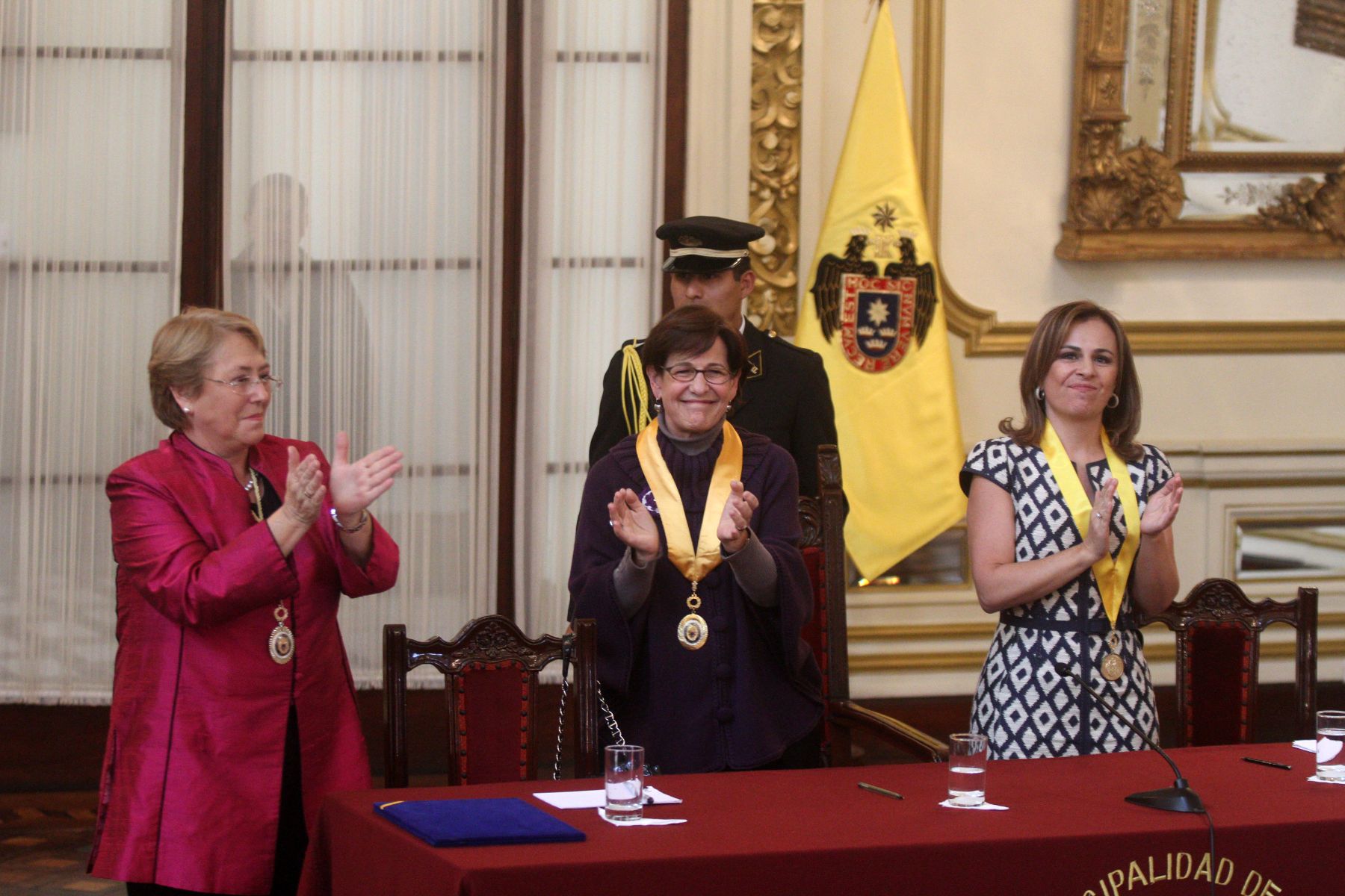 LIMA, PERU - OCTUBRE 16. Alcaldesa Susana Villaran condecora a Primera Dama de El Salvador Vanda Pignato y Michelle Bachelet en la Municipalidad de Lima. Foto: ANDINA/Marco del Río