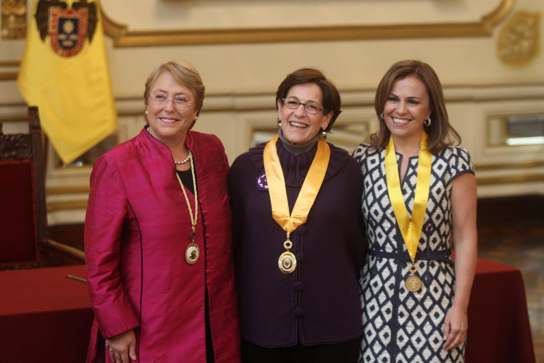 LIMA, PERU - OCTUBRE 16. Alcaldesa Susana Villaran condecora a Primera Dama de El Salvador Vanda Pignato y Michelle Bachelet en la Municipalidad de Lima. Foto: ANDINA/Marco del Río