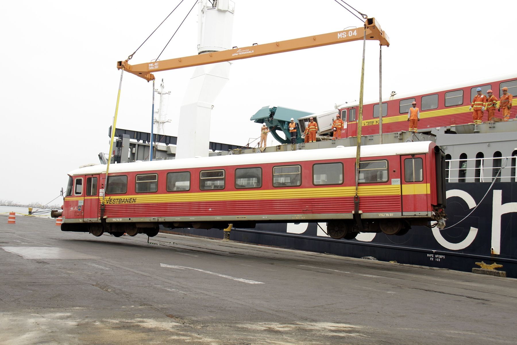 Lima, Perú - Octubre 2012. Llegada de autovagones del metro de Huancayo.