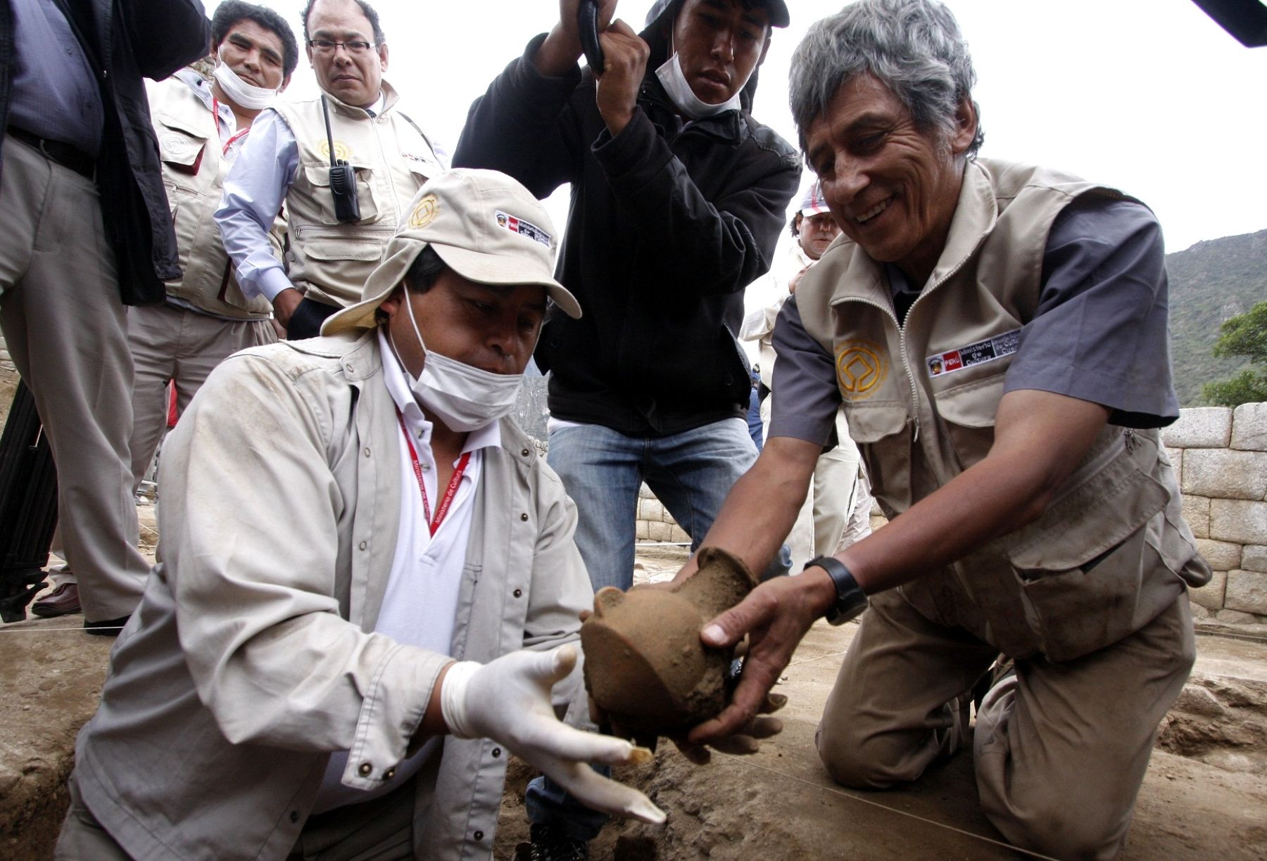 CUSCO, PERÚ-OCTUBRE 22. Una ofrenda inca, con cerámicas, piedras y una olla ceremonial Chimú, fue descubierta en la ciudadela de Machu Picchu. Foto: ANDINA/Percy Hurtado.