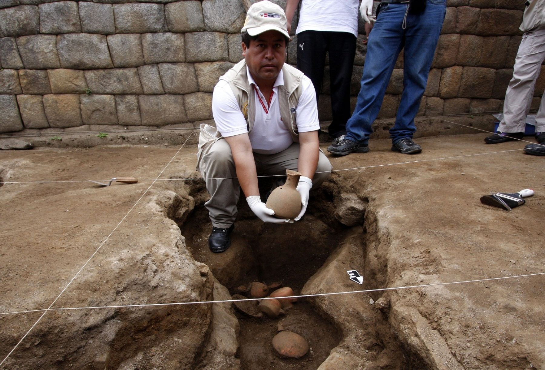 CUSCO, PERÚ-OCTUBRE 22. Una ofrenda inca, con cerámicas, piedras y una olla ceremonial Chimú, fue descubierta en la ciudadela de Machu Picchu. Foto: ANDINA/Percy Hurtado.