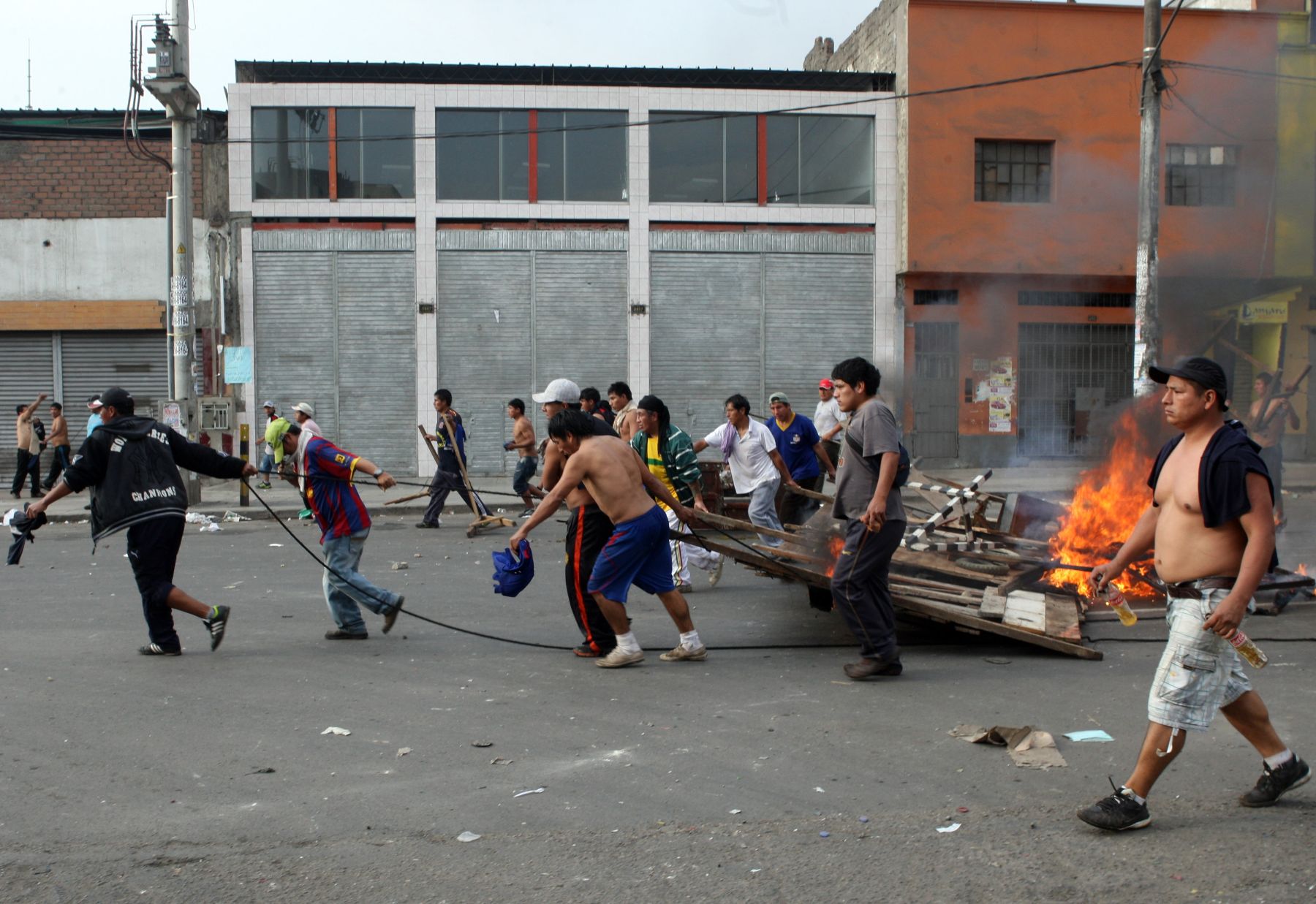 Disturbios en las inmediaciones de La Parada, en La Victoria, luego de que la Municipalidad Metropolitana de Lima, acompañada por la Policía Nacional, decidiera restringir el ingreso de camiones pesados hacia ese centro de abasto.Foto:ANDINA/Hector Vinces.