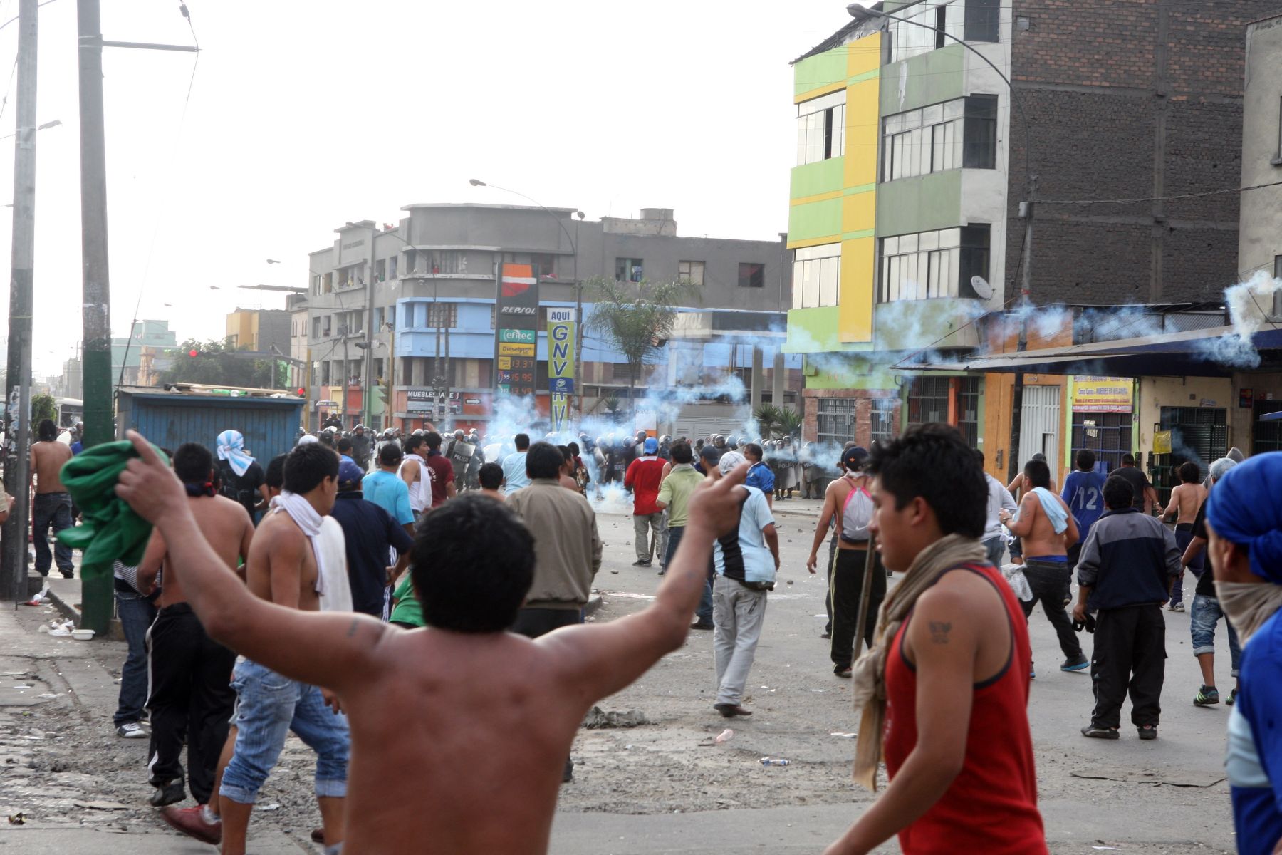 Disturbios en las inmediaciones de La Parada, en La Victoria, luego de que la Municipalidad Metropolitana de Lima, acompañada por la Policía Nacional, decidiera restringir el ingreso de camiones pesados hacia ese centro de abasto.Foto:ANDINA/Hector Vinces.
