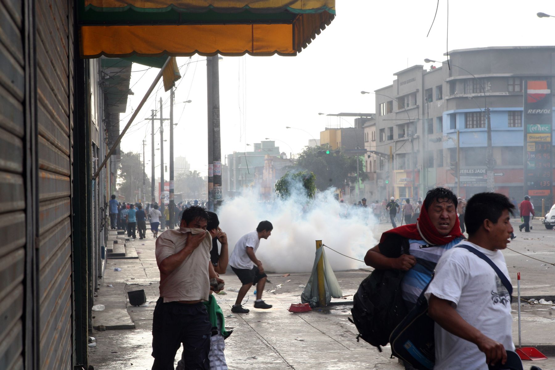 Disturbios en las inmediaciones de La Parada, en La Victoria, luego de que la Municipalidad Metropolitana de Lima, acompañada por la Policía Nacional, decidiera restringir el ingreso de camiones pesados hacia ese centro de abasto.Foto:ANDINA/Hector Vinces.