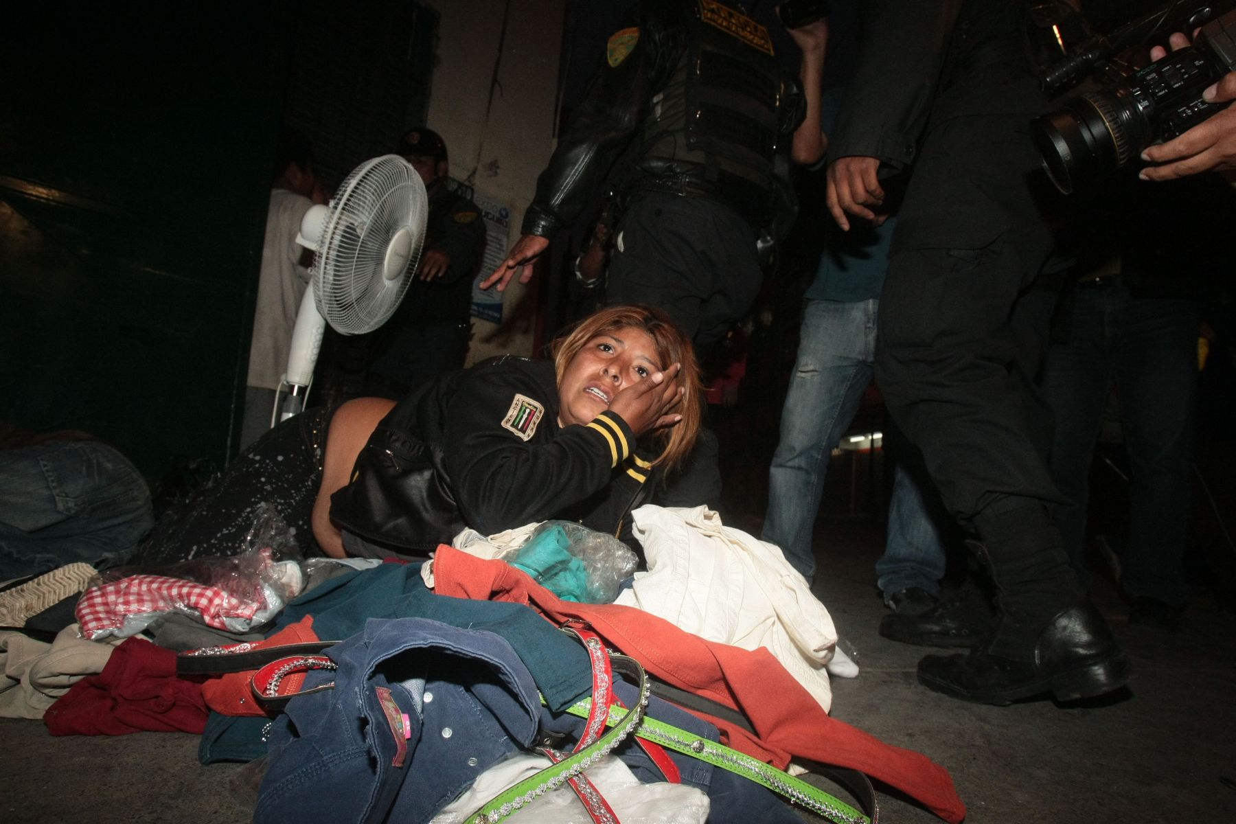 LIMA-PERU - OCTUBRE 25. Enfrentamientos entre comerciantes de La Parada y la Policía.

Foto: ANDINA/Juan Carlos Guzmán Negrini.