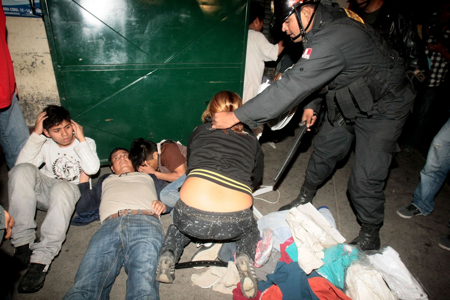 LIMA-PERU - OCTUBRE 25. Enfrentamientos entre comerciantes de La Parada y la Policía.Foto: ANDINA/Juan Carlos Guzmán Negrini.