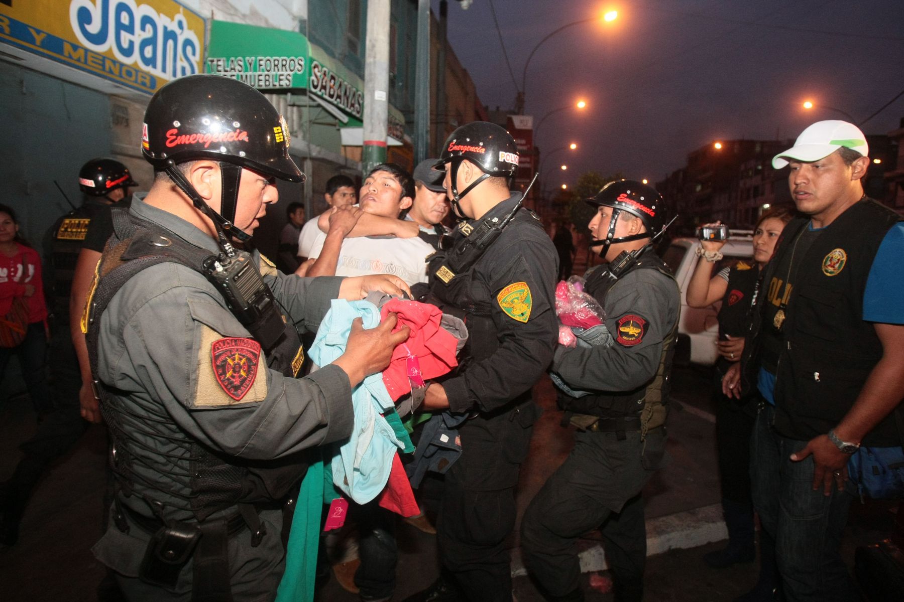 LIMA-PERU - OCTUBRE 25. Enfrentamientos entre comerciantes de La Parada y la Policía.Foto: ANDINA/Juan Carlos Guzmán Negrini.