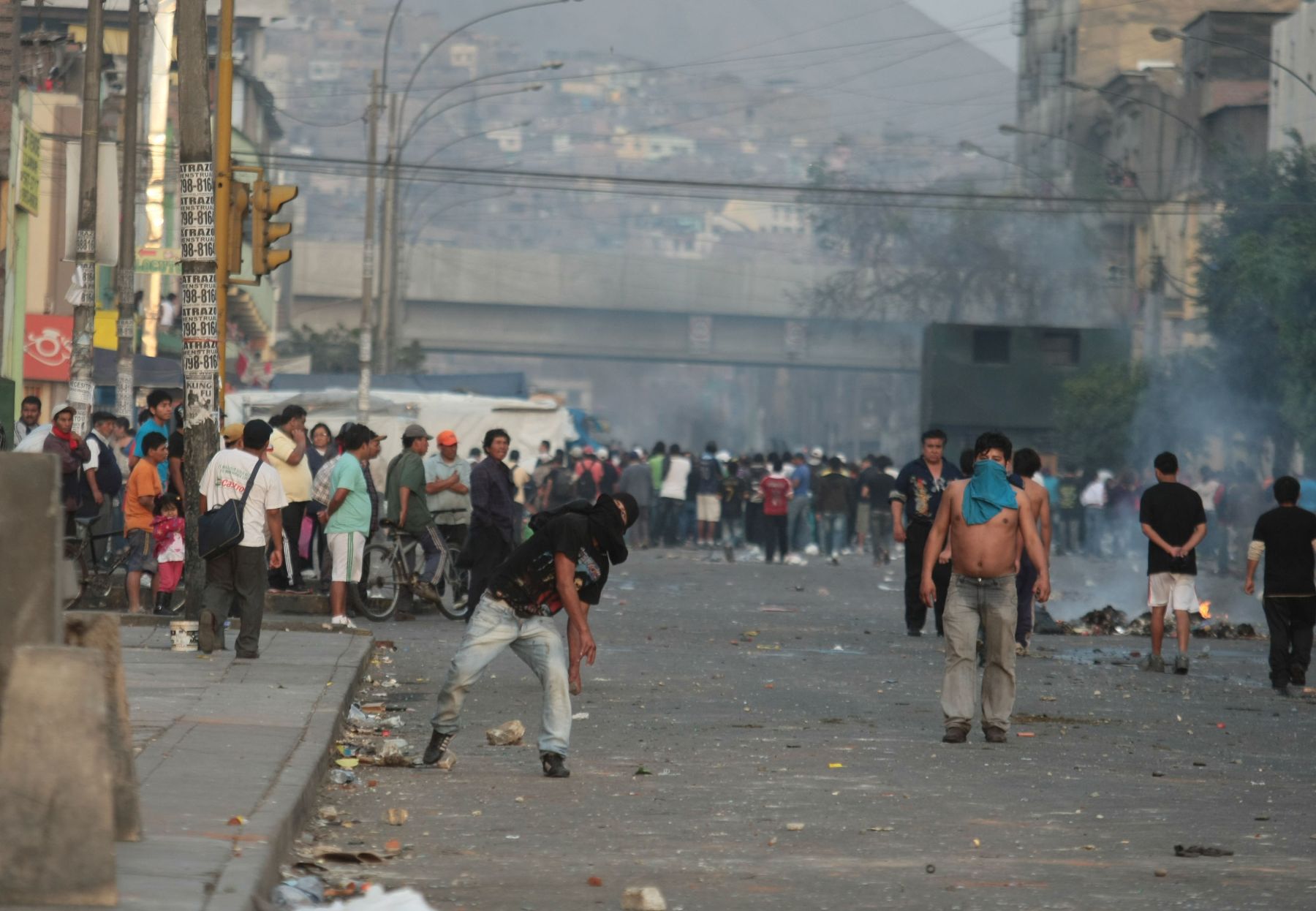 LIMA-PERU - OCTUBRE 25. Vándalos atacan a la Policía en La Parada. Foto: ANDINA/Juan Carlos Guzmán Negrini.