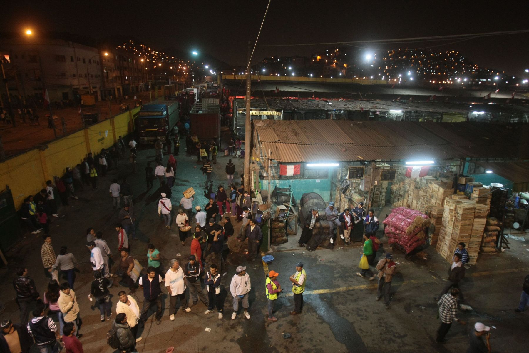 LIMA, PERU - OCTUBRE 25. Policia impone orden en La Parada tras actos vandálicos en el mercado de la Parada. Foto: ANDINA/Juan Carlos Guzmán Negrini.