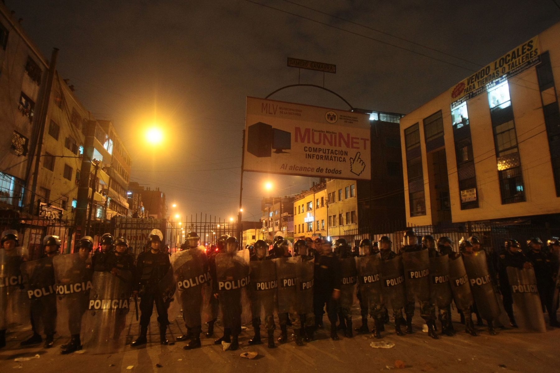 LIMA-PERU - OCTUBRE 25. La Policía logra imponer el orden en las inmediaciones de La Parada y de centro comercial de Gamarra. Foto: ANDINA/Juan Carlos Guzmán Negrini.
