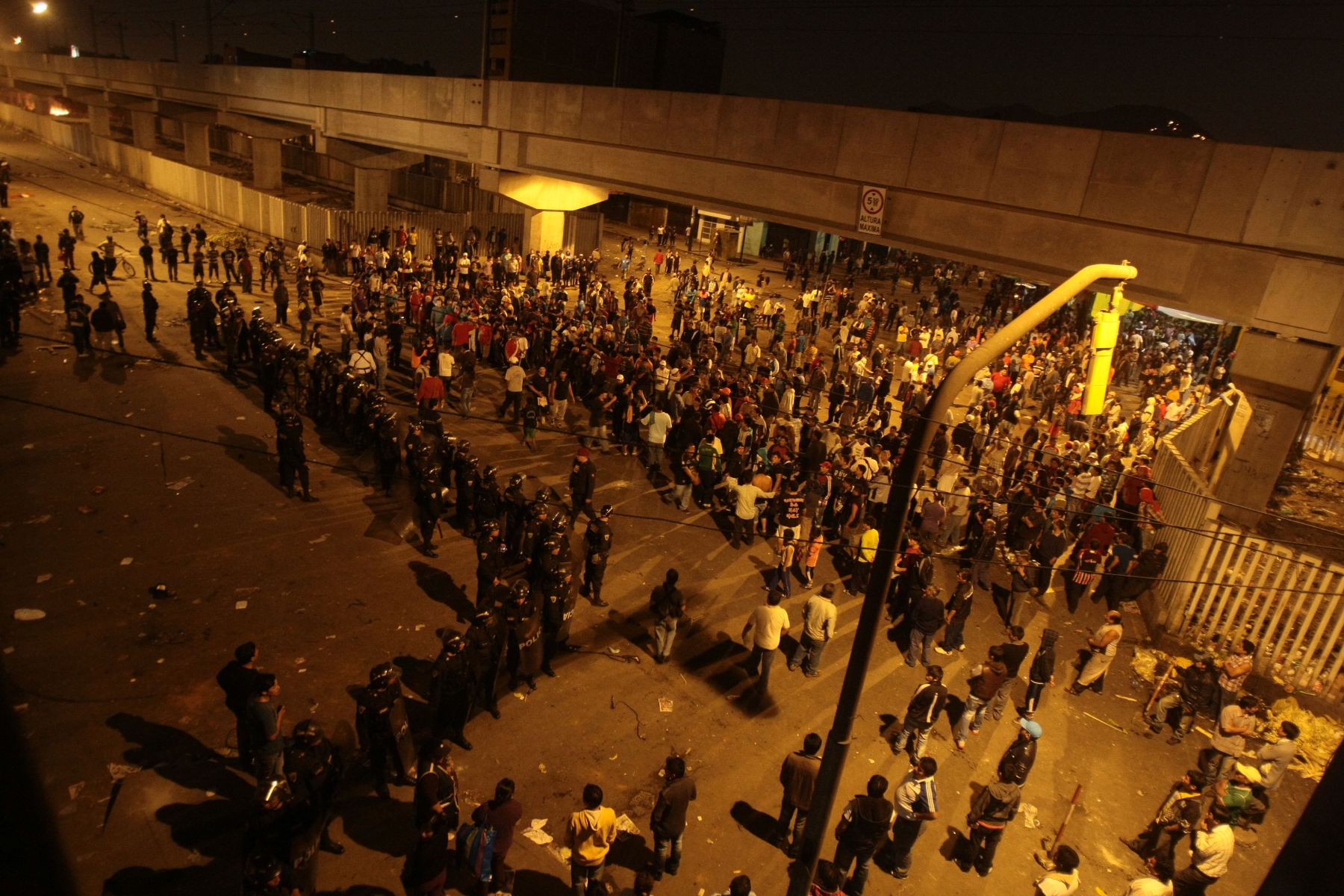 LIMA-PERU - OCTUBRE 25. La Policía logra imponer el orden en las inmediaciones de La Parada y de centro comercial de Gamarra. Foto: ANDINA/Juan Carlos Guzmán Negrini.