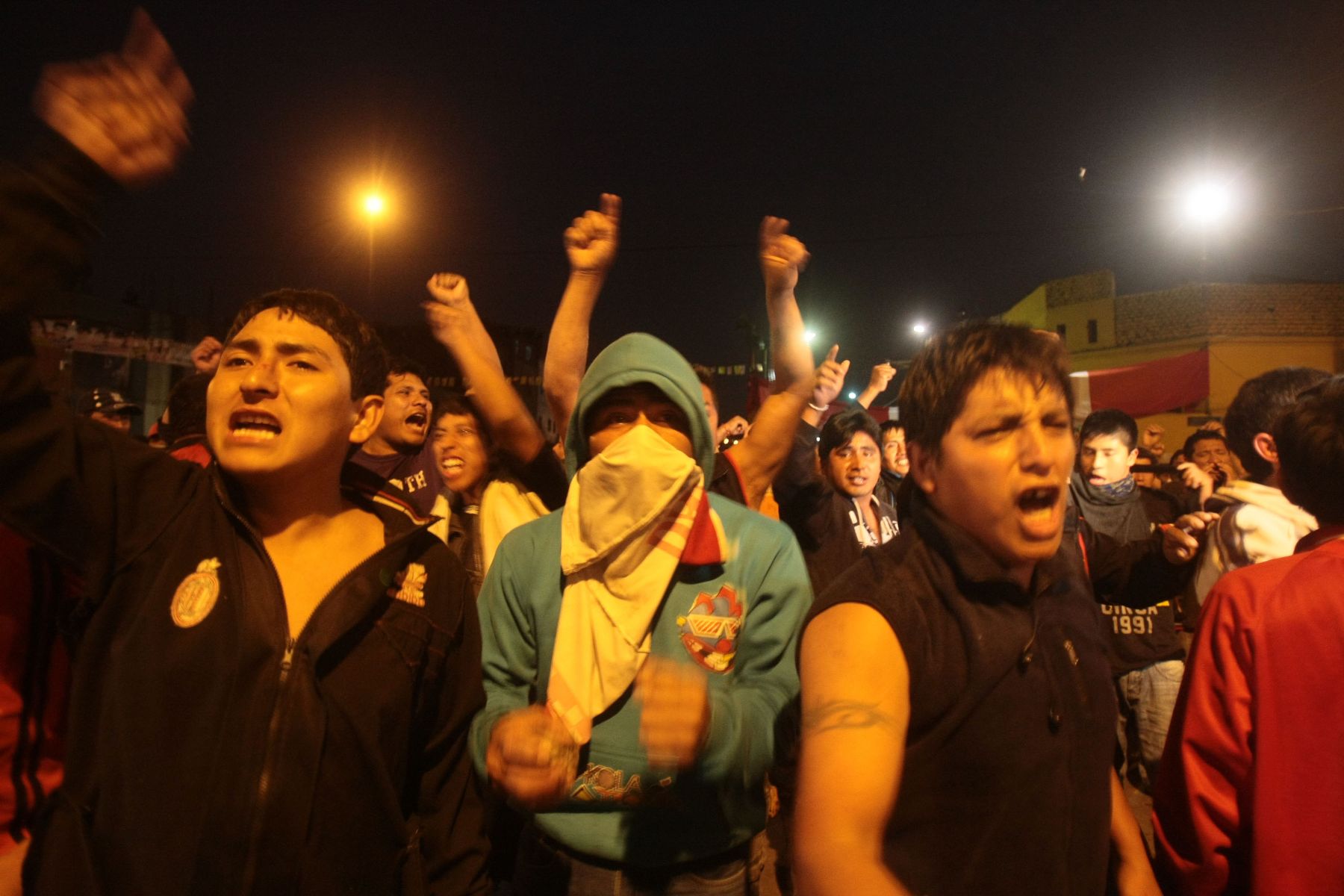 LIMA-PERU - OCTUBRE 25. Presuntos delincuentes se agredieron a la Policía en las inmediaciones de La Parada.Foto: ANDINA/Juan Carlos Guzmán Negrini.
