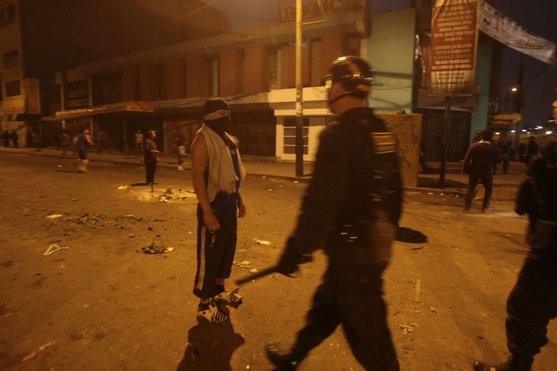 LIMA, PERU - OCTUBRE 25. Policia impone orden en Gamarra tras actos vandálicos en el mercado de la Parada. Foto: ANDINA/Juan Carlos Guzmán Negrini.