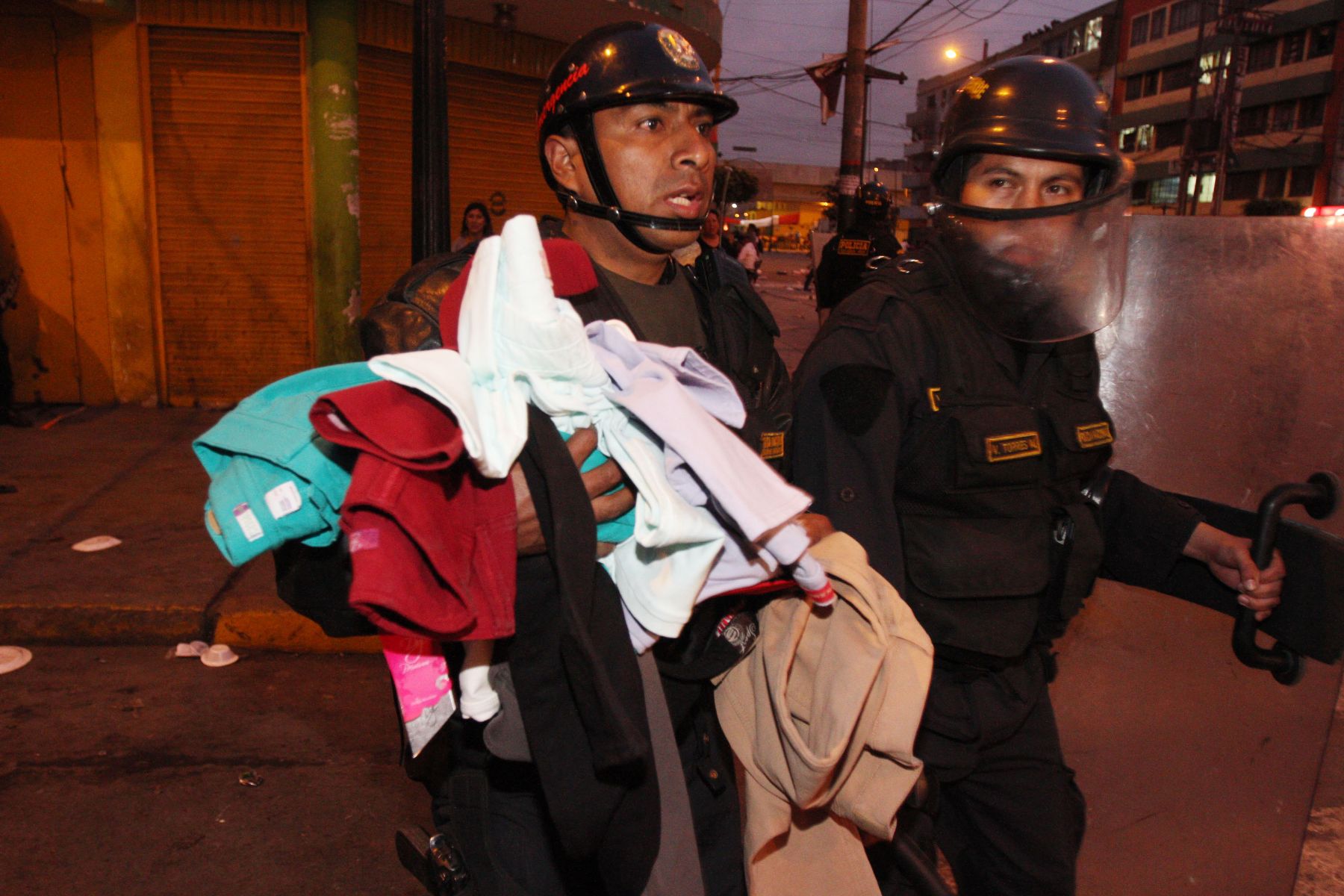 LIMA, PERU - OCTUBRE 25. Policia impone orden en Gamarra tras actos vandálicos en el mercado de la Parada. Foto: ANDINA/Marco del Río