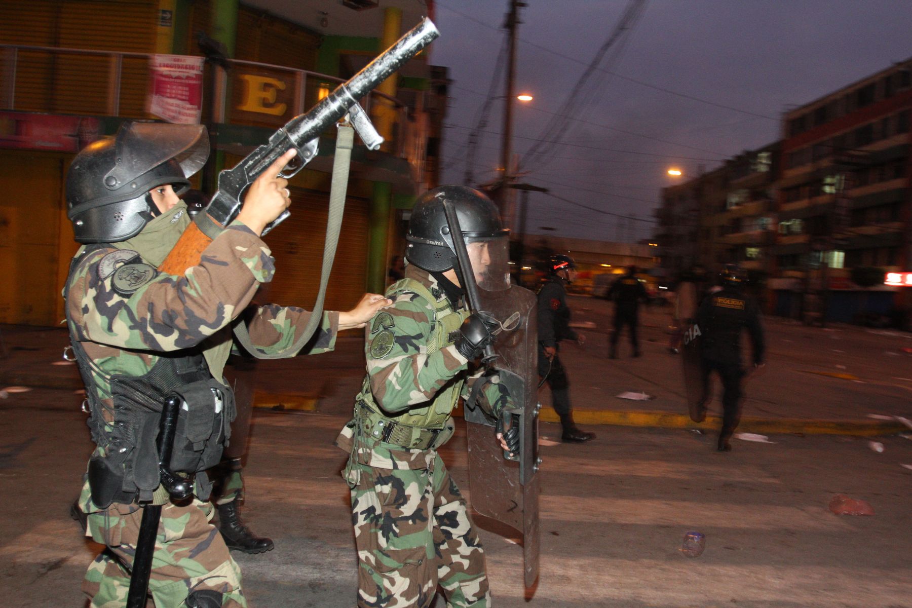 LIMA, PERU - OCTUBRE 25. Policia impone orden en Gamarra tras actos vandálicos en el mercado de la Parada. Foto: ANDINA/Marco del Río