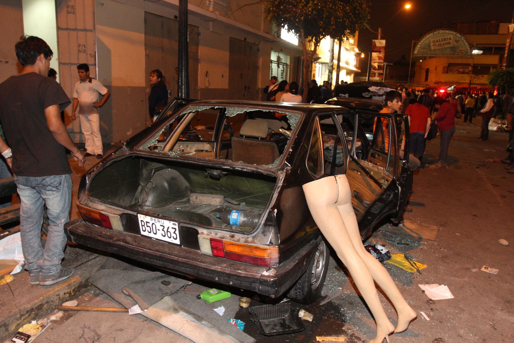 LIMA, PERU - OCTUBRE 25. Actos vandálicos en Gamarra de delincuentes que antes se enfrentaron a la Policía en La Parada, distrito limeño de La Victoria. Foto: ANDINA/Marco del Río
