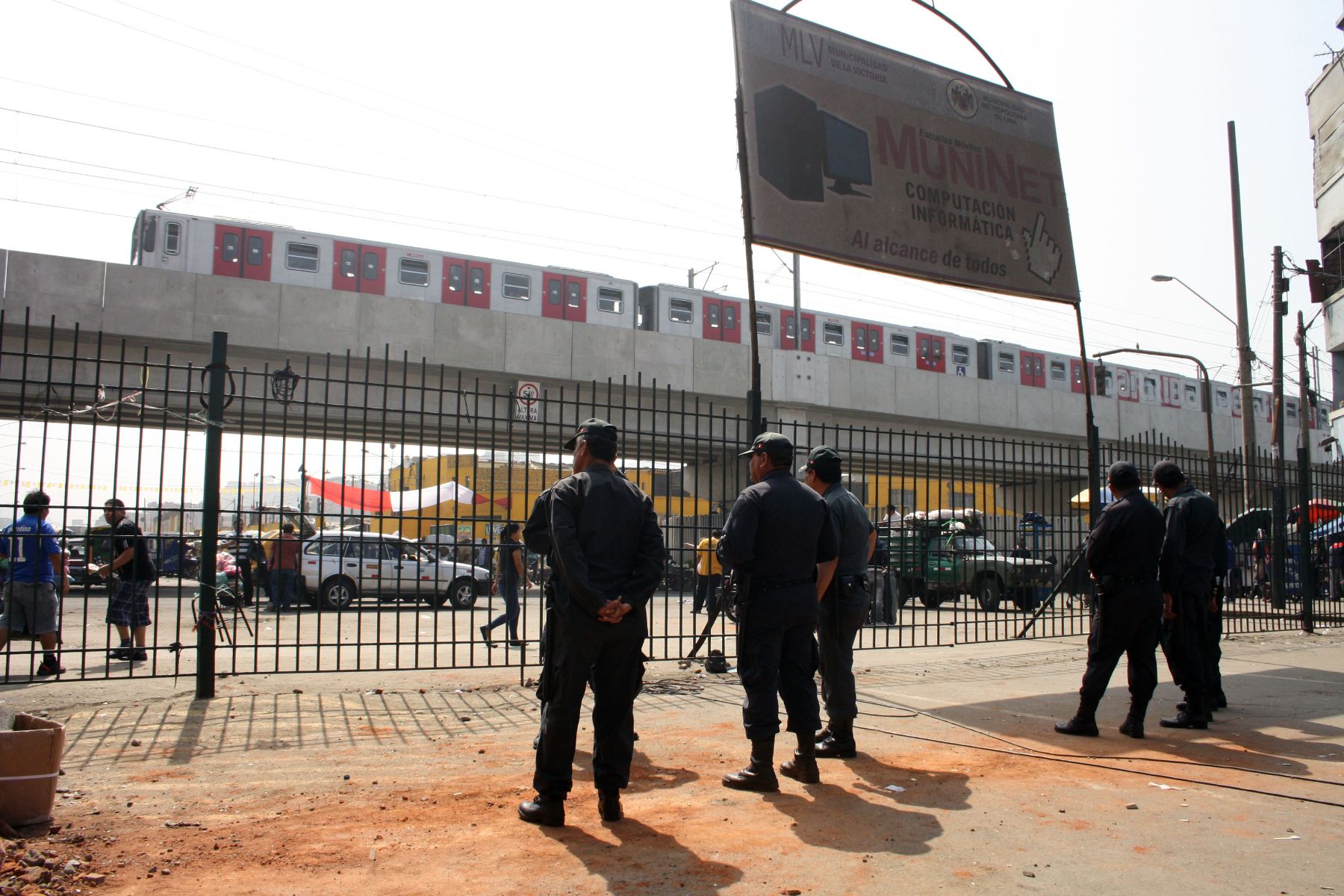 LIMA, PERU - OCTUBRE 26.  La Policía  Nacional  restableció la   seguridad  en La Parada y Gamarra,  distrito limeño de La Victoria. Foto: ANDINA/Juan Carlos Chávez