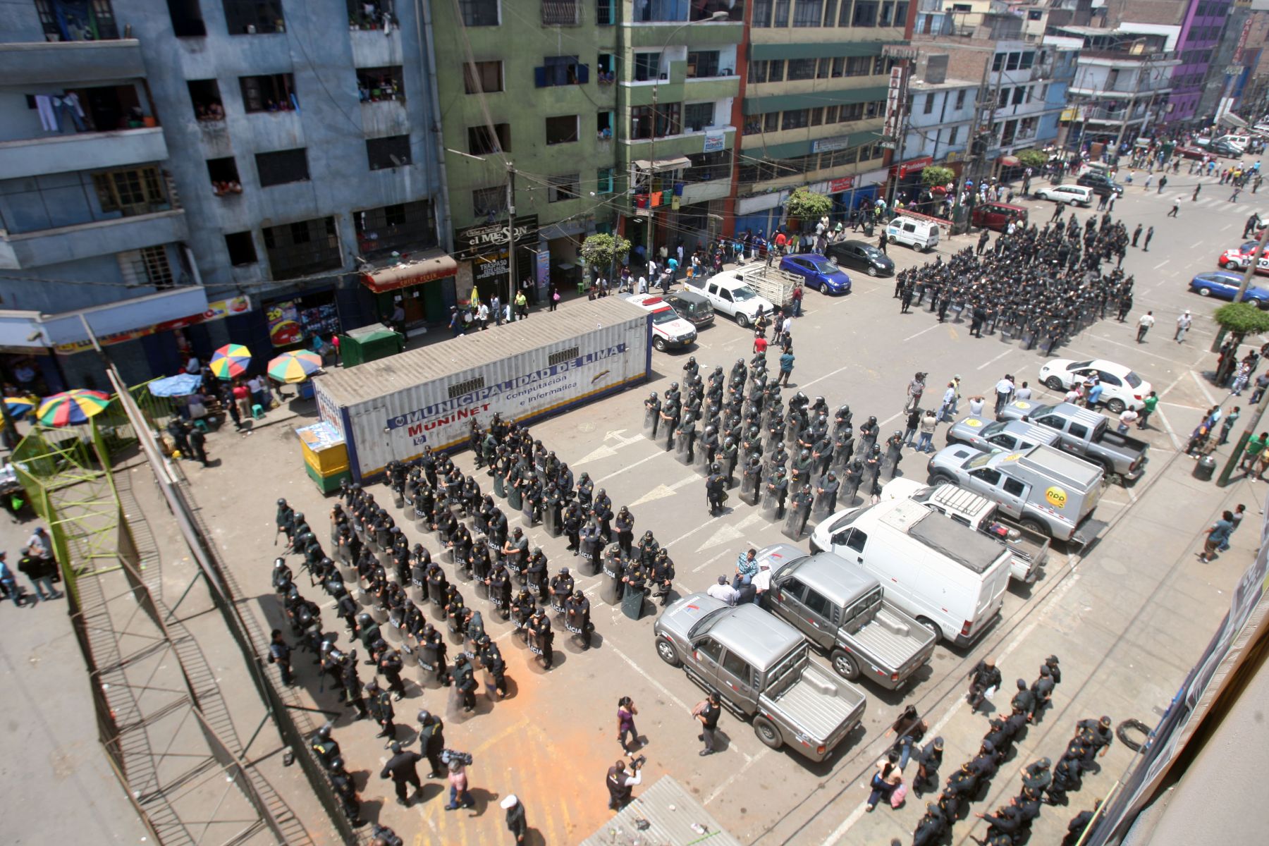 Operativo policial para la colocación de bloques de concreto para cerrar el ingreso de camiones de carga a La Parada, donde el jueves pasado se produjeron actos de violencia.

Foto: ANDINA/Héctor Vinces