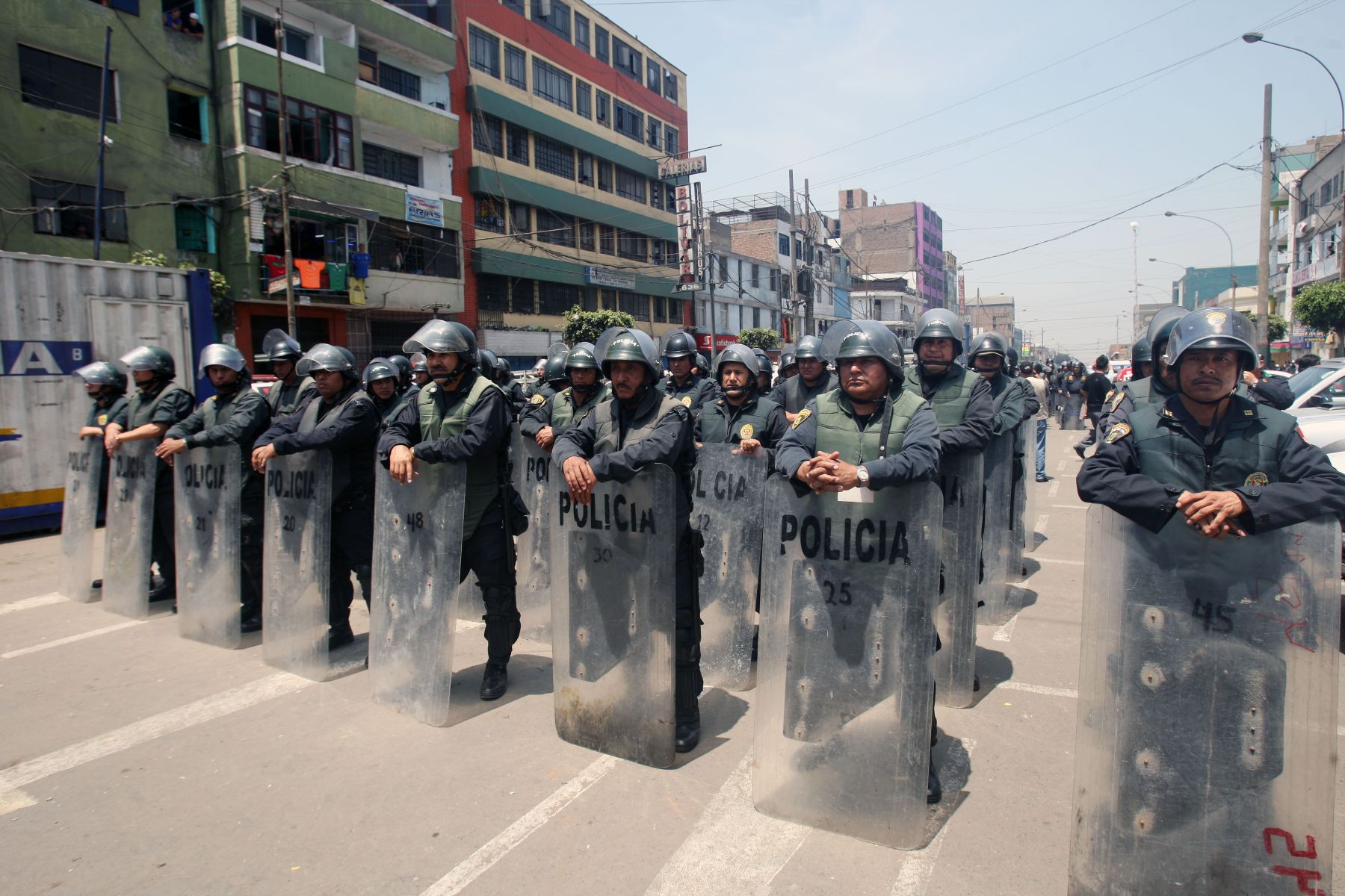 Operativo policial para la colocación de bloques de concreto para cerrar el ingreso de camiones de carga a La Parada, donde el jueves pasado se produjeron actos de violencia.

Foto: ANDINA/Héctor Vinces