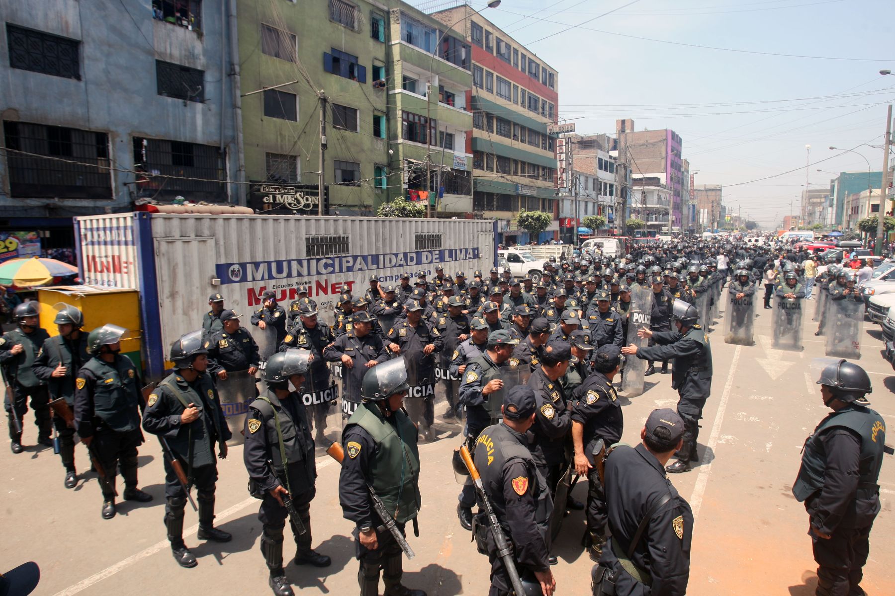 Operativo policial para la colocación de bloques de concreto para cerrar el ingreso de camiones de carga a La Parada, donde el jueves pasado se produjeron actos de violencia.

Foto: ANDINA/Héctor Vinces