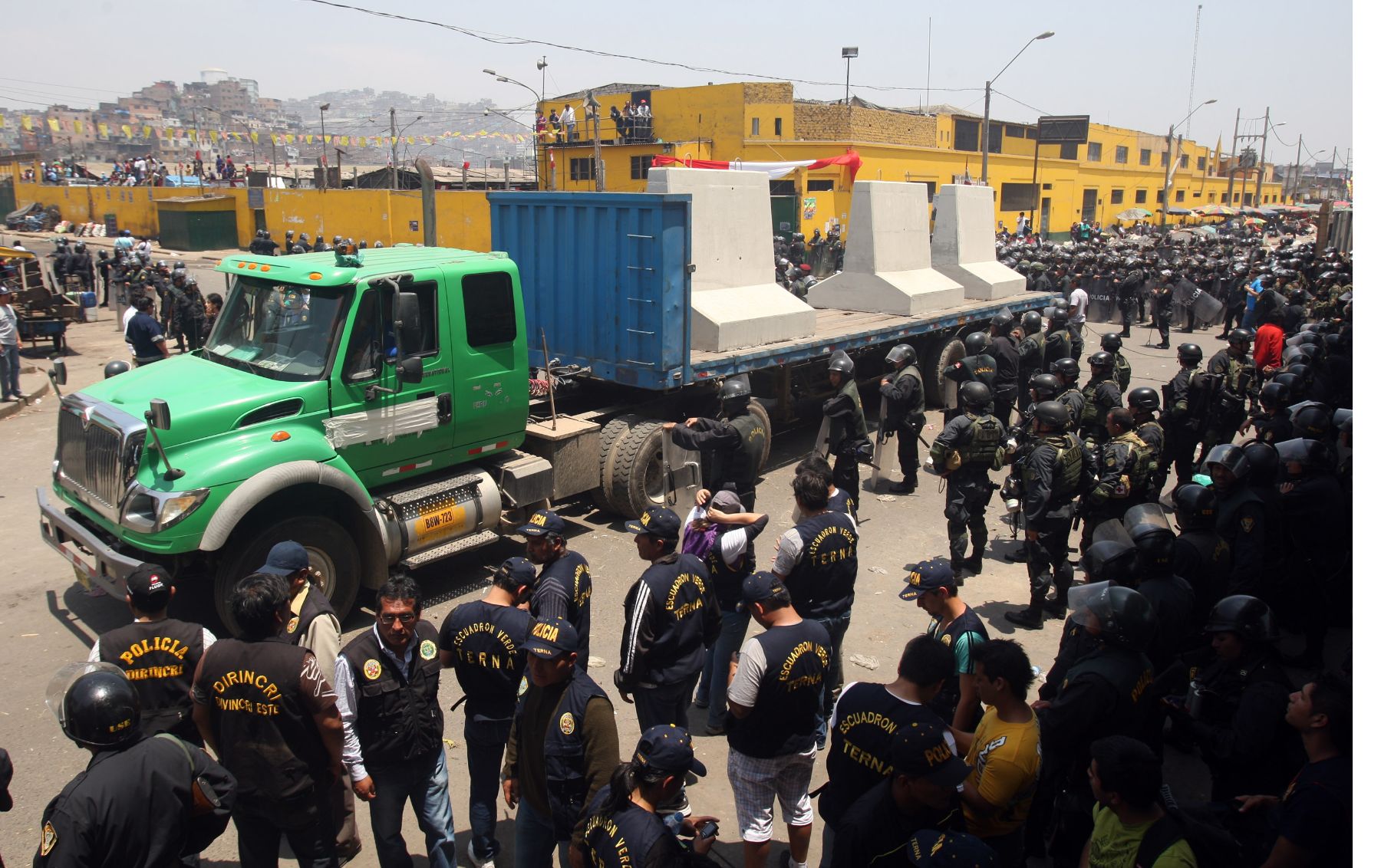 La Municipalidad de Lima instaló bloques de concreto en los accesos al mercado de La Parada para evitar que los camiones con productos perecibles descargen en ese lugar. Ahora deberán hacerlo en el nuevo y moderno mercado de Santa Anita.

Foto:ANDINA/Héctor Vinces.