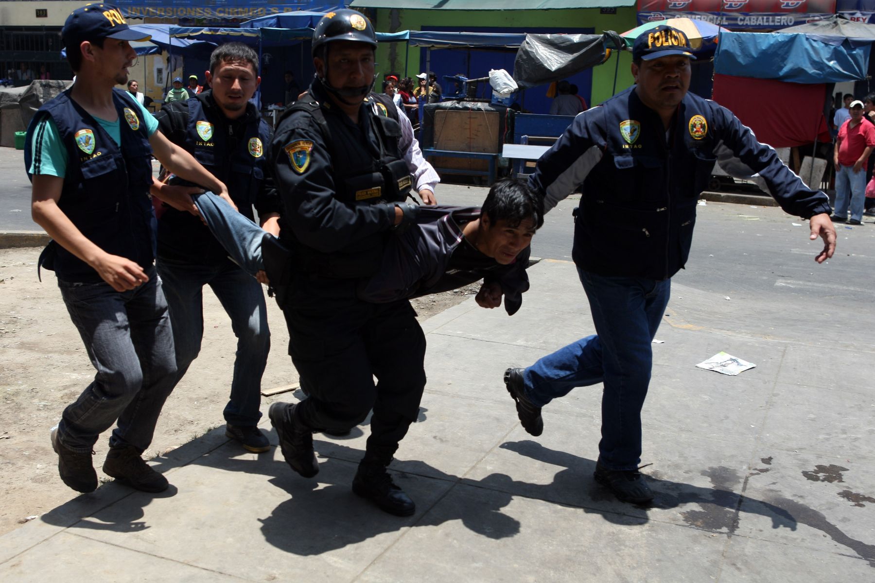 Durante el operativo fueron detenidos númerosos vándalos que trataron de impedir la orden municipal. Foto:ANDINA/Hector Vinces.
