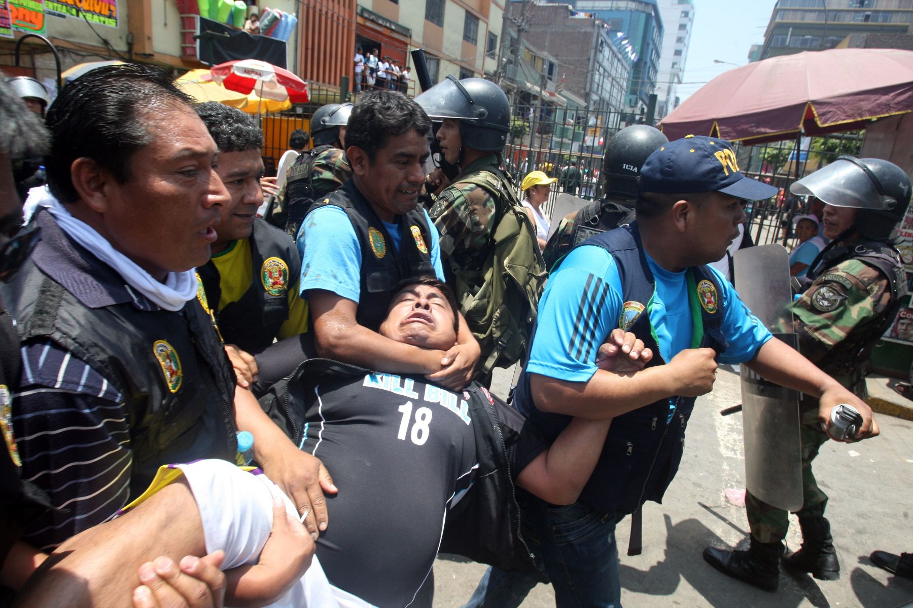Durante el operativo fueron detenidos númerosos vándalos que trataron de impedir la orden municipal. Foto:ANDINA/Hector Vinces.